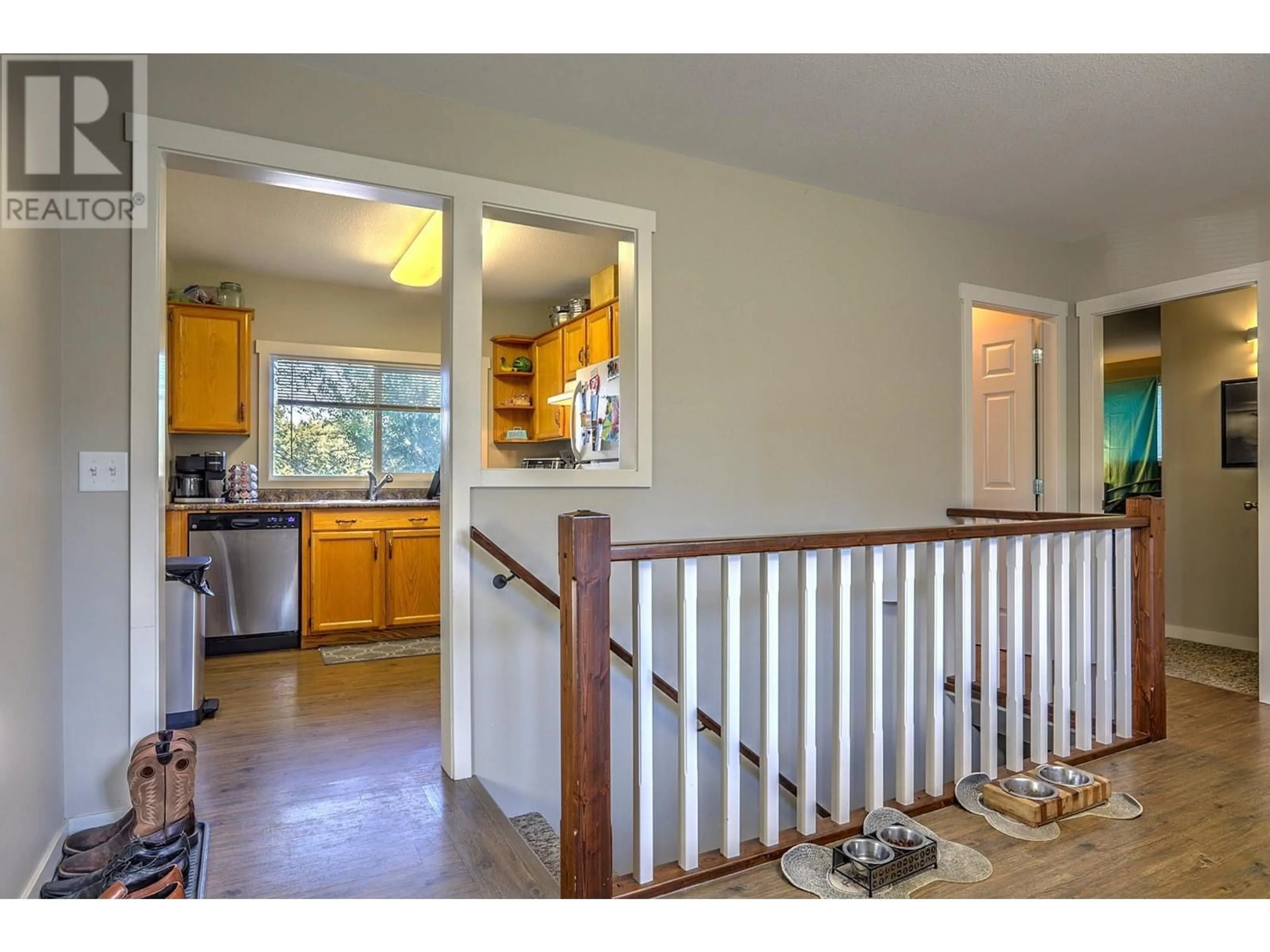 Indoor entryway, wood floors for 3035 Pleasant Valley Road, Armstrong British Columbia V4Y0J3