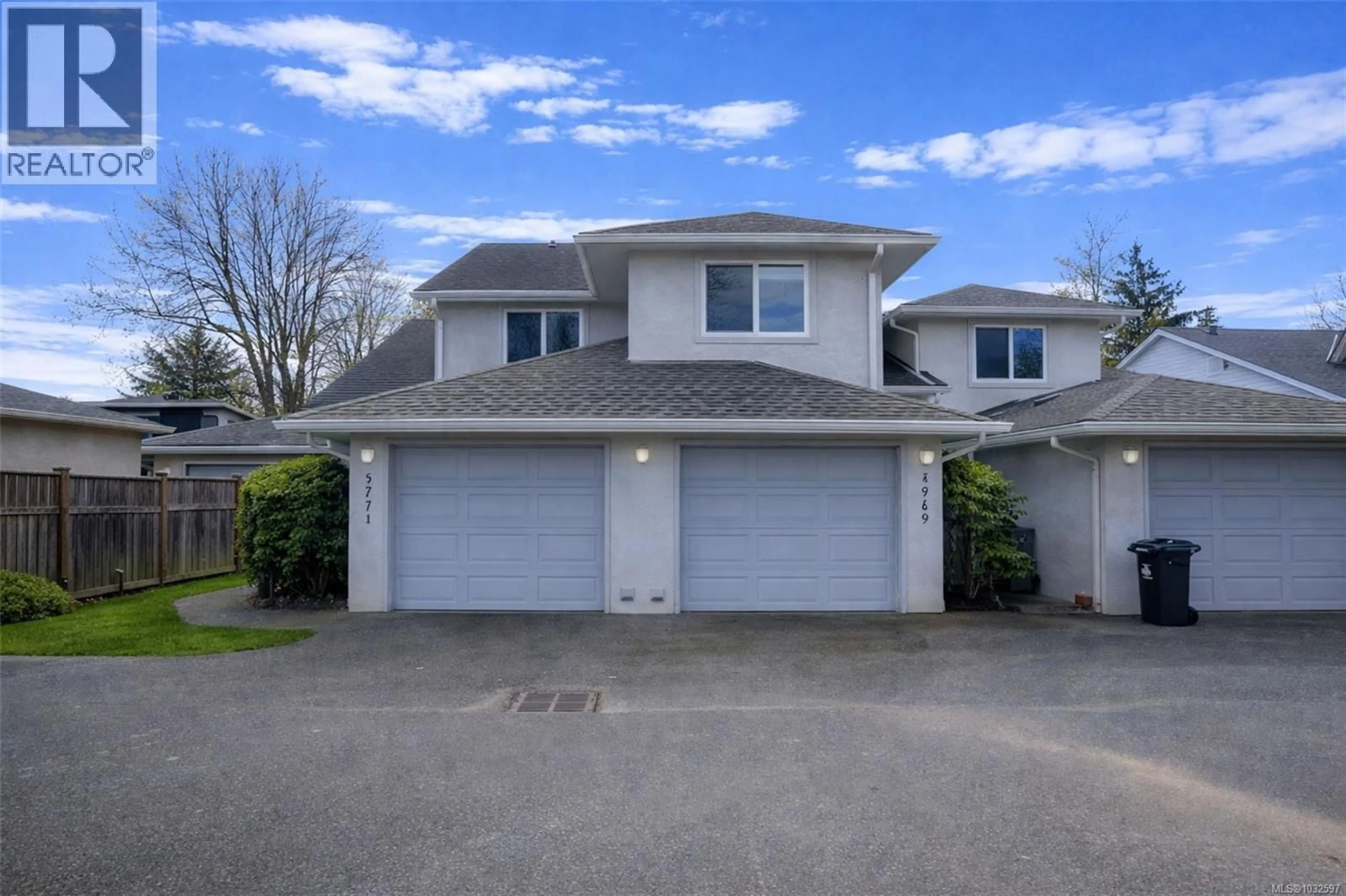 A pic from outside/outdoor area/front of a property/back of a property/a pic from drone, street for 1771 BAY STREET, Victoria British Columbia V8R2B9