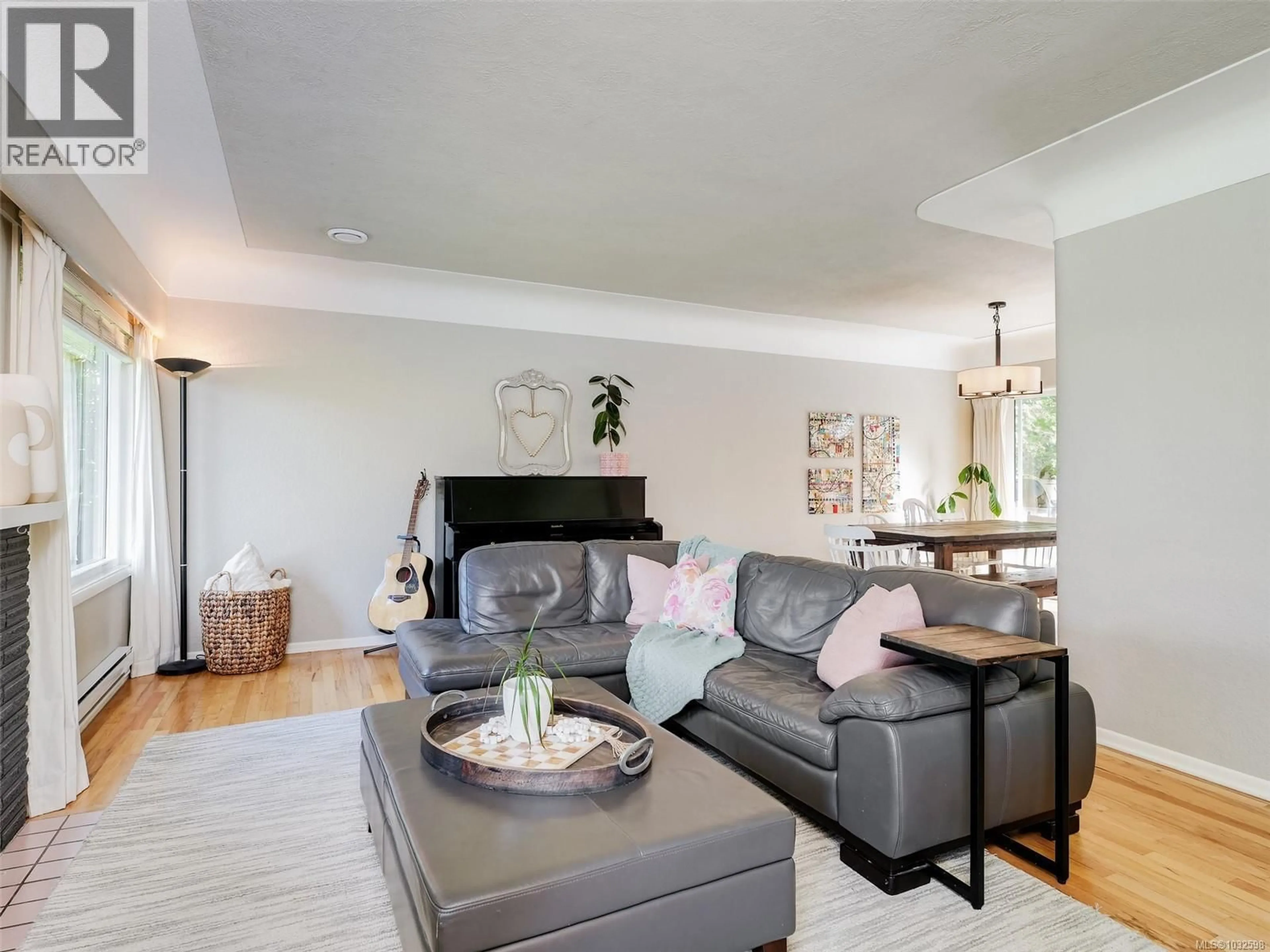 Living room with furniture, unknown for 632 LAMBIE DRIVE, Saanich British Columbia V8Z2L8