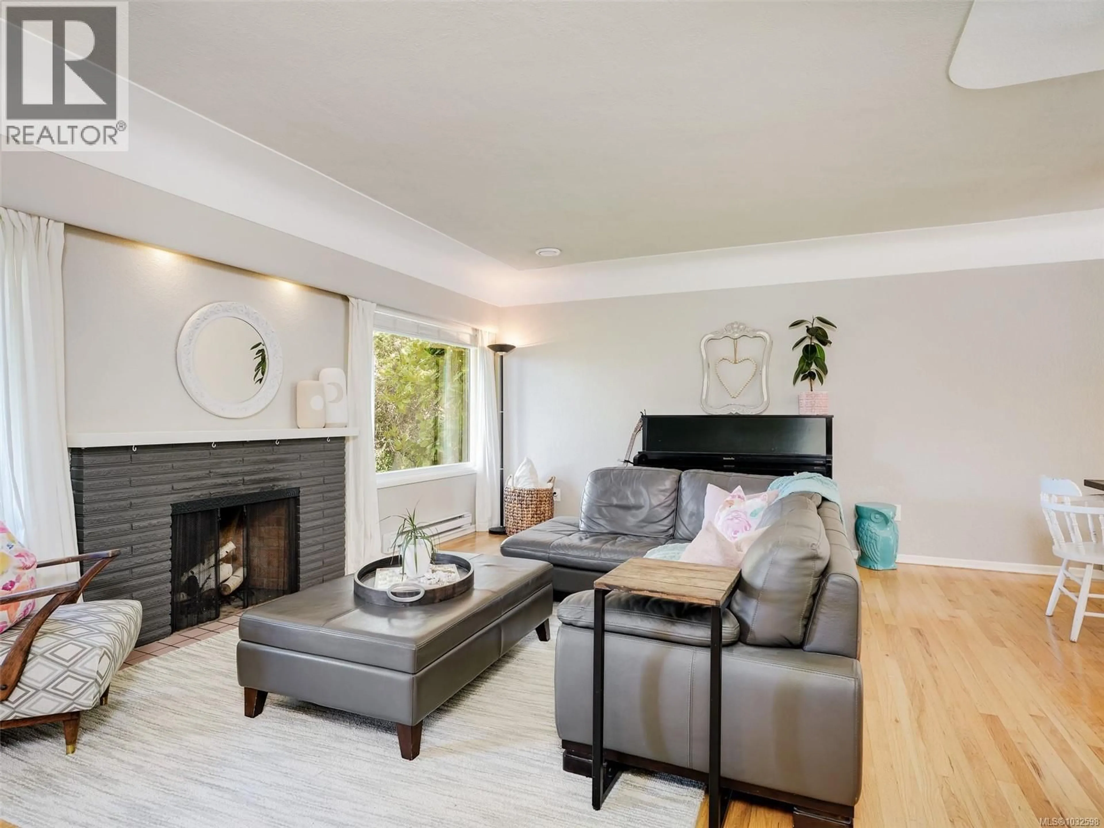 Living room with furniture, wood/laminate floor for 632 LAMBIE DRIVE, Saanich British Columbia V8Z2L8