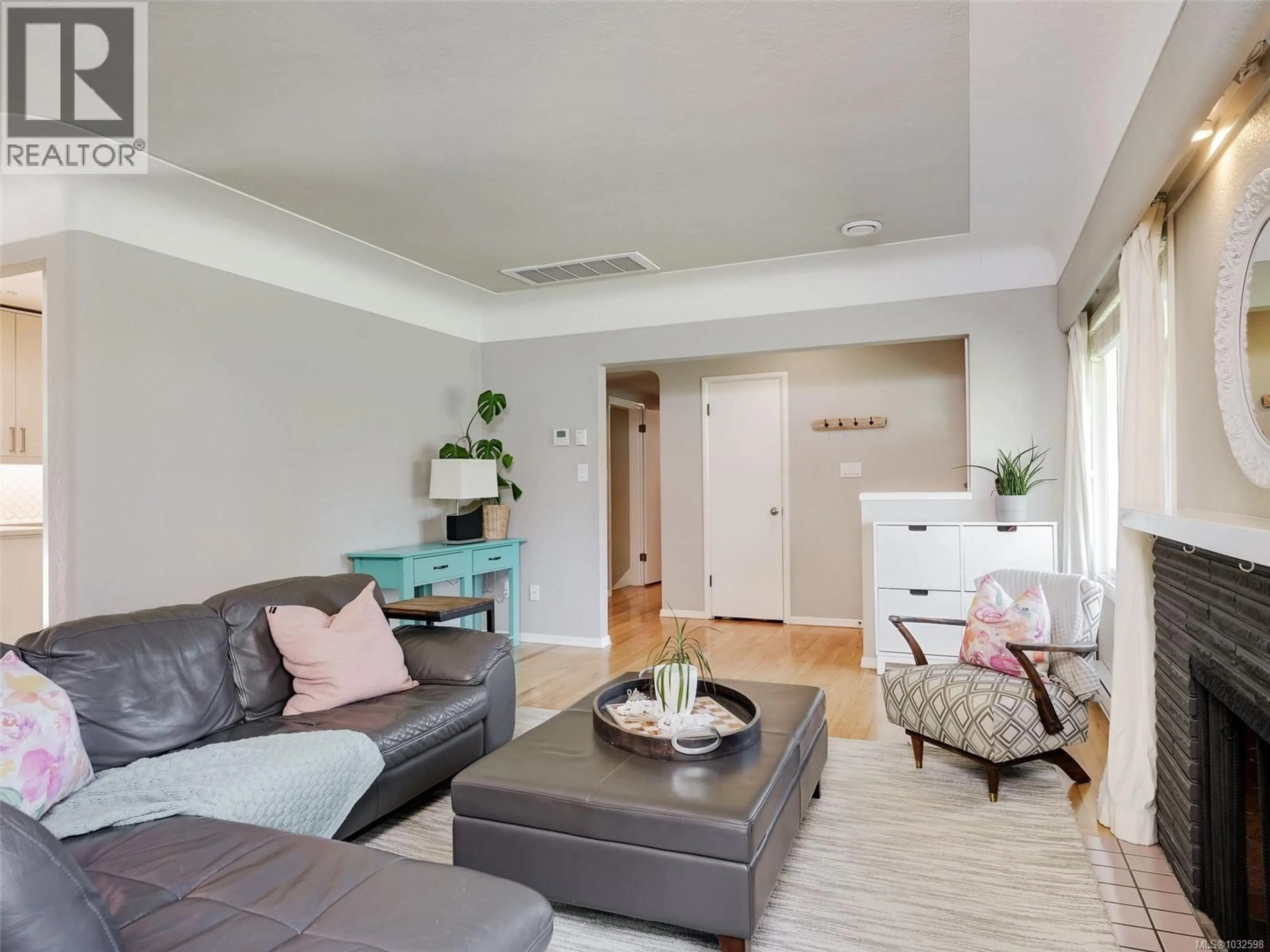 Living room with furniture, unknown for 632 LAMBIE DRIVE, Saanich British Columbia V8Z2L8