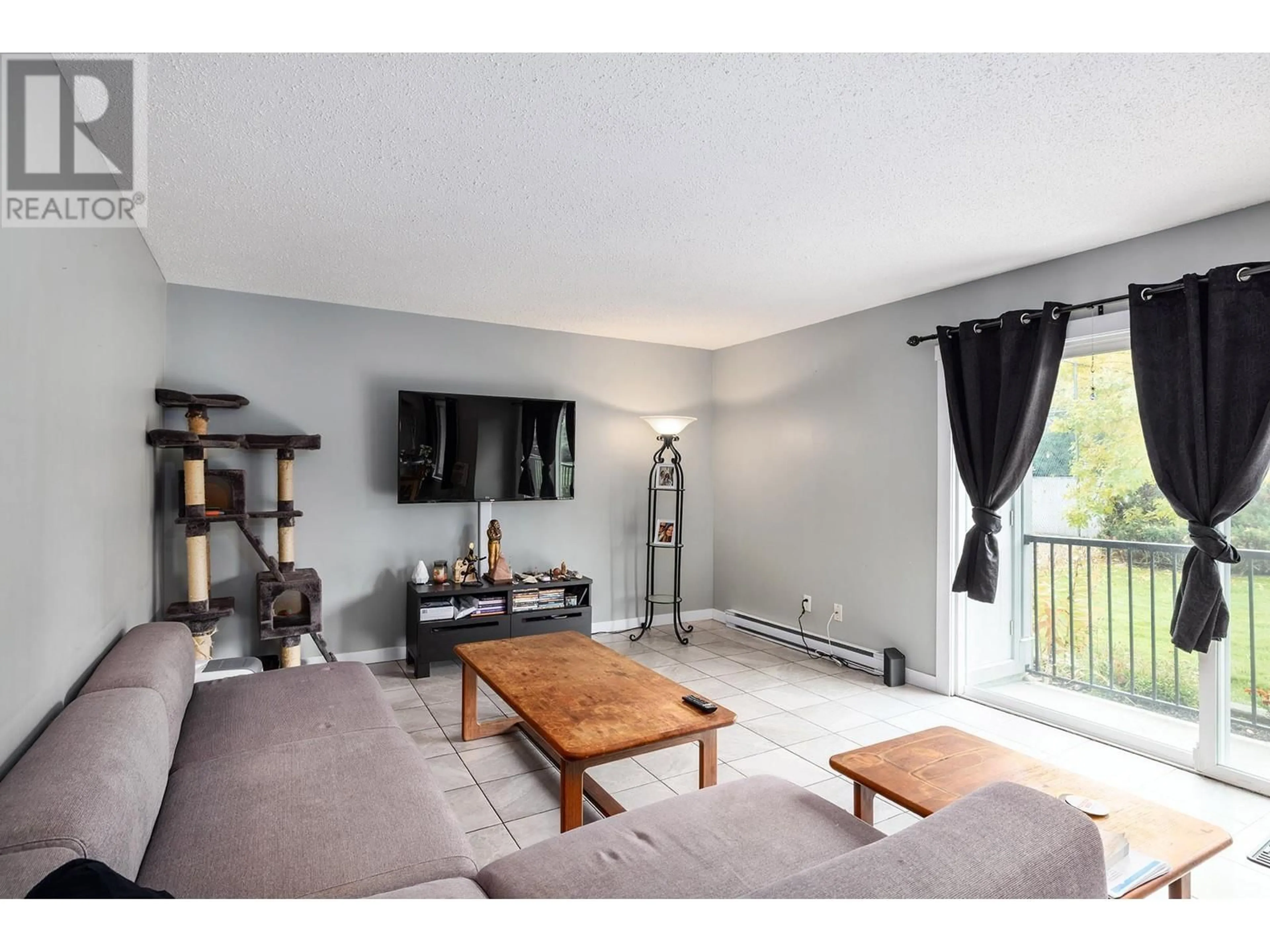 Living room, wood floors for 875 Badke Road Unit# 120, Kelowna British Columbia V1X5Z5