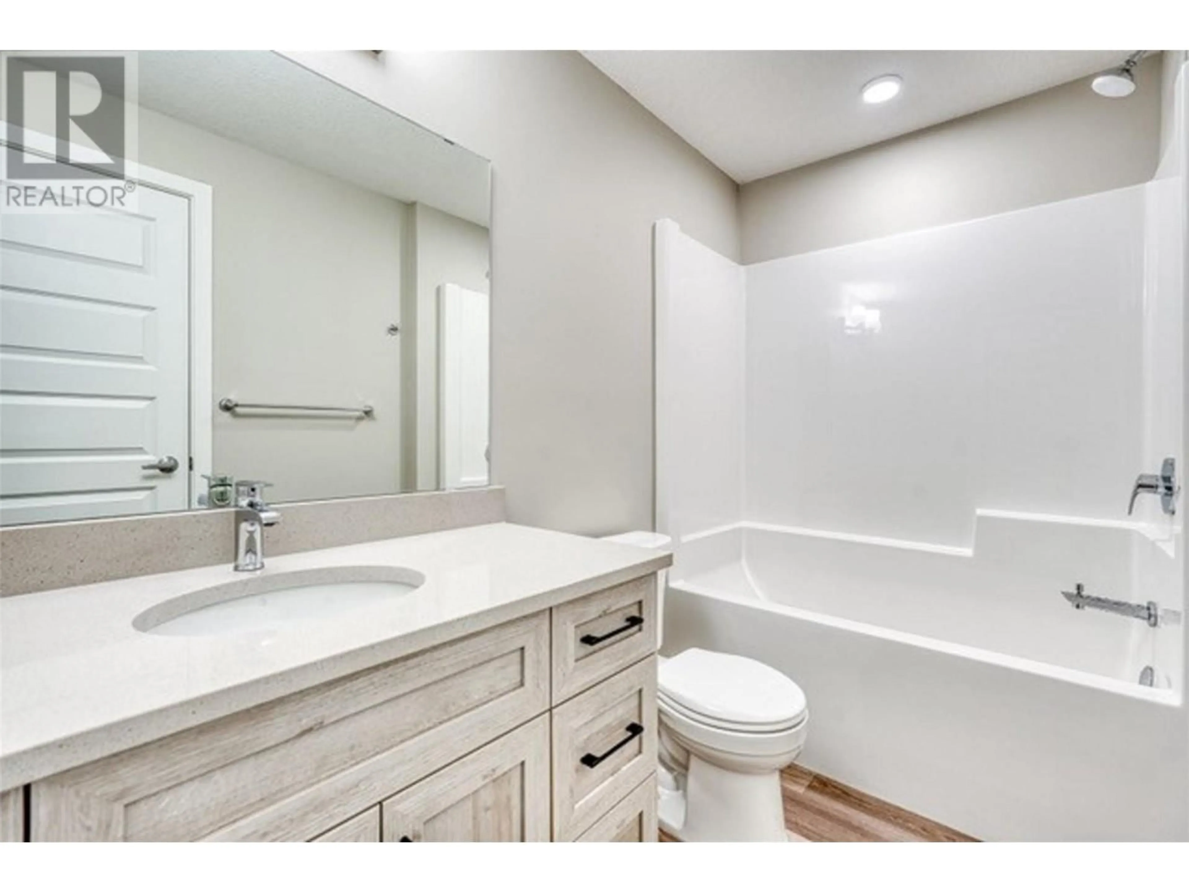 Bathroom, wood floors for 306 5620 - 51st Street, Osoyoos British Columbia V0H1V6