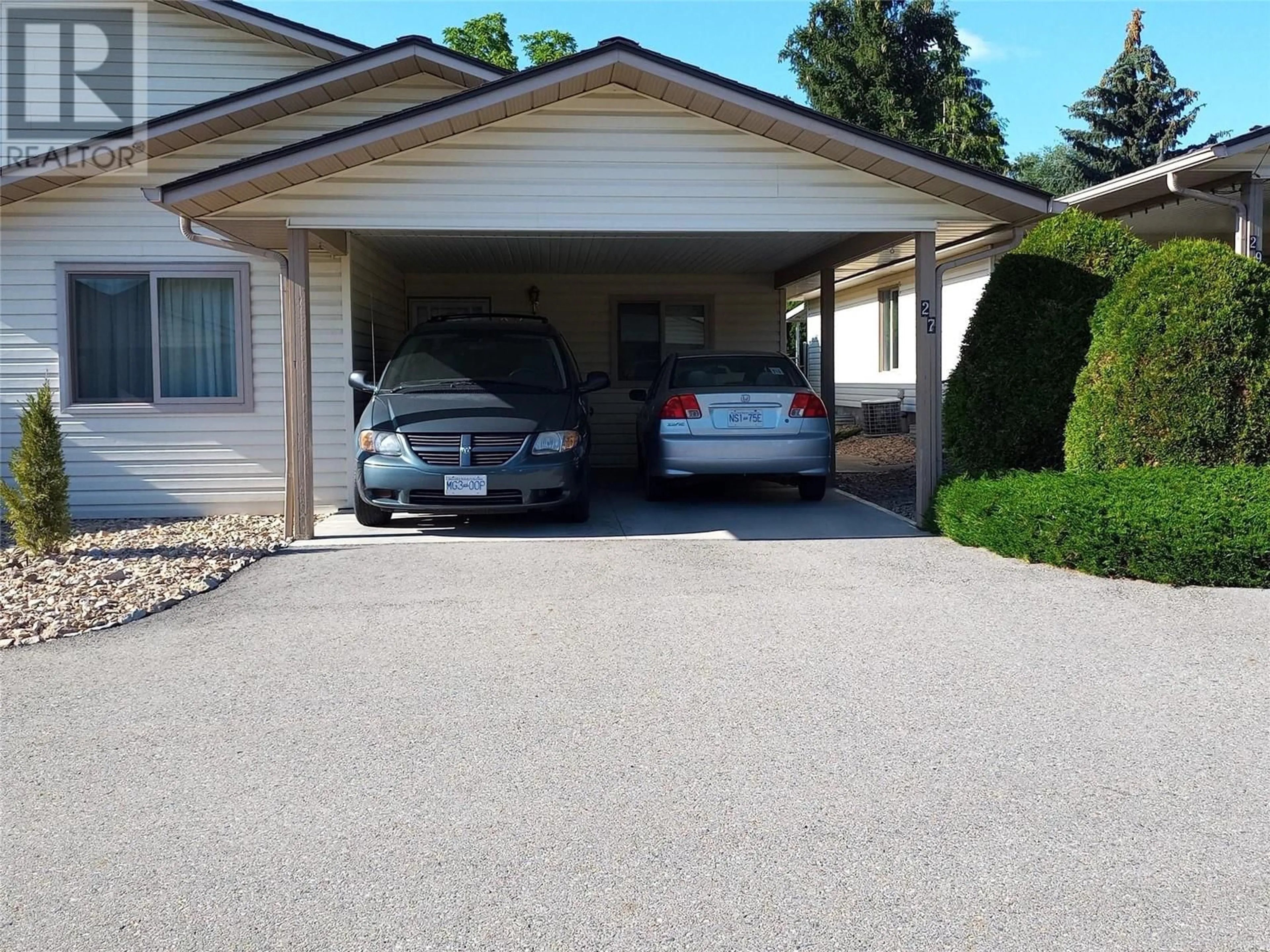 Indoor garage, cement floor for 4303 27 Avenue Unit# 27 Lot# 11, Vernon British Columbia V1T6L2