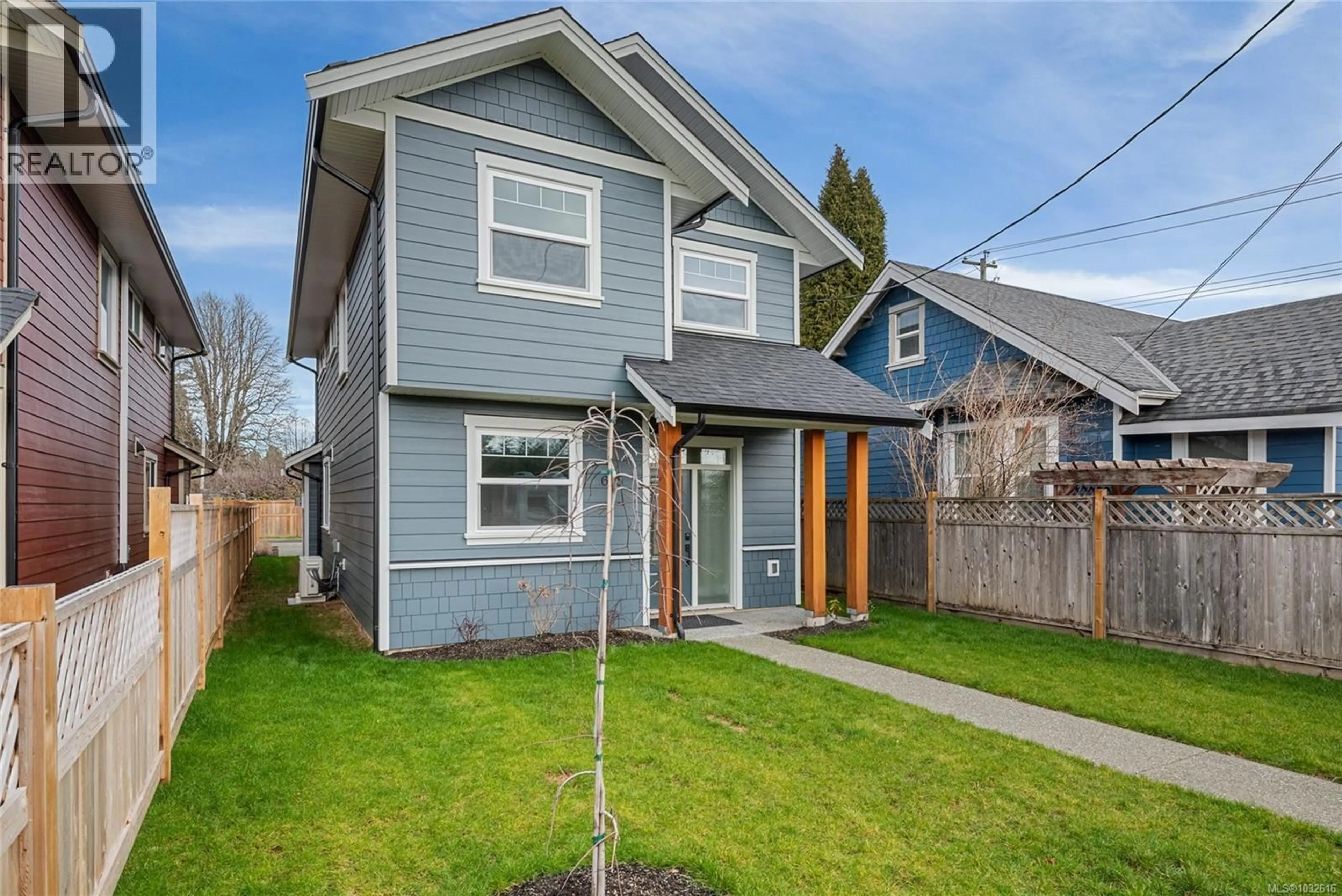 Home with vinyl exterior material, street for 635 5TH STREET, Courtenay British Columbia V9N1K5