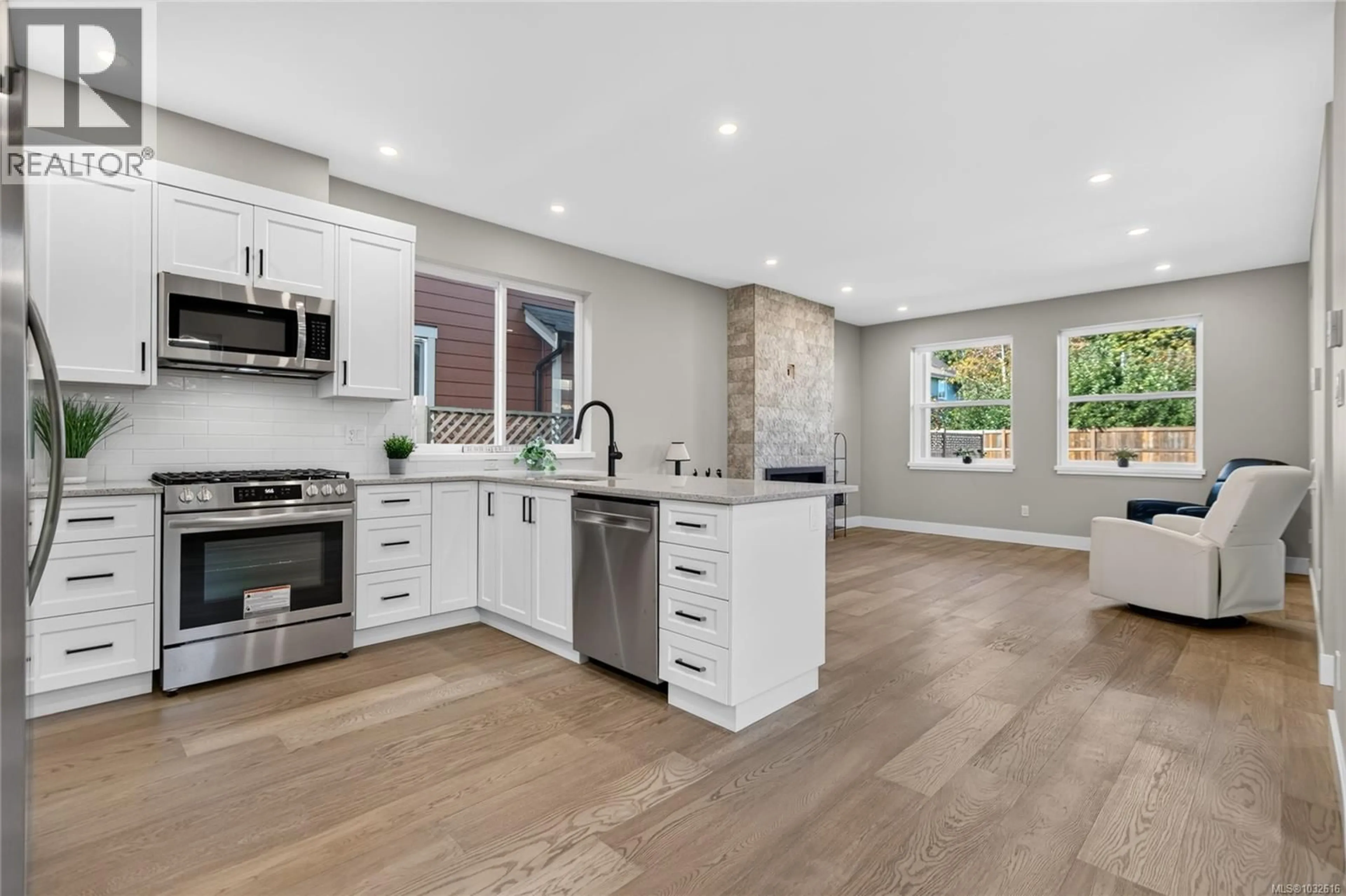 Open concept kitchen, ceramic/tile floor for 635 5TH STREET, Courtenay British Columbia V9N1K5