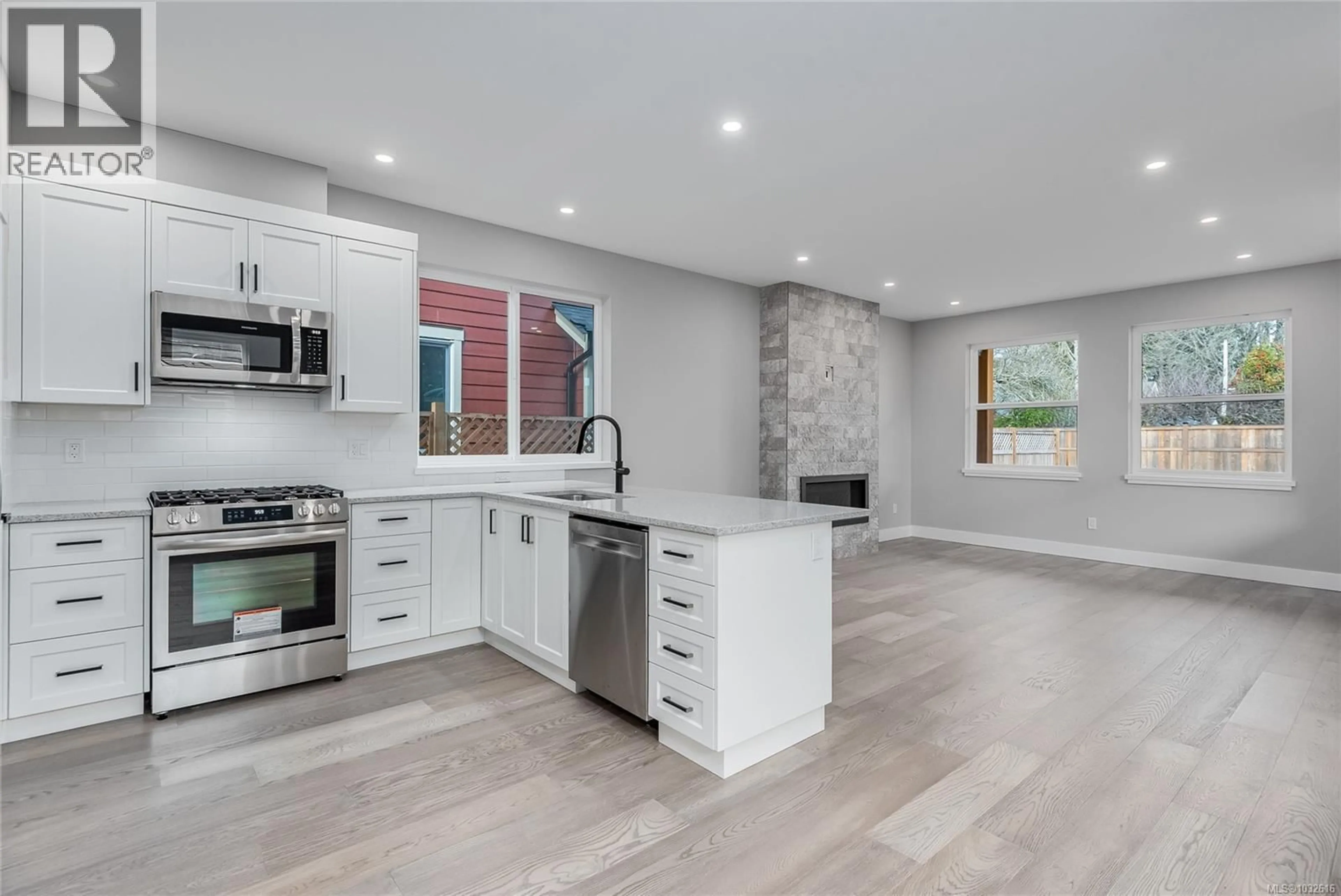 Open concept kitchen, ceramic/tile floor for 635 5TH STREET, Courtenay British Columbia V9N1K5