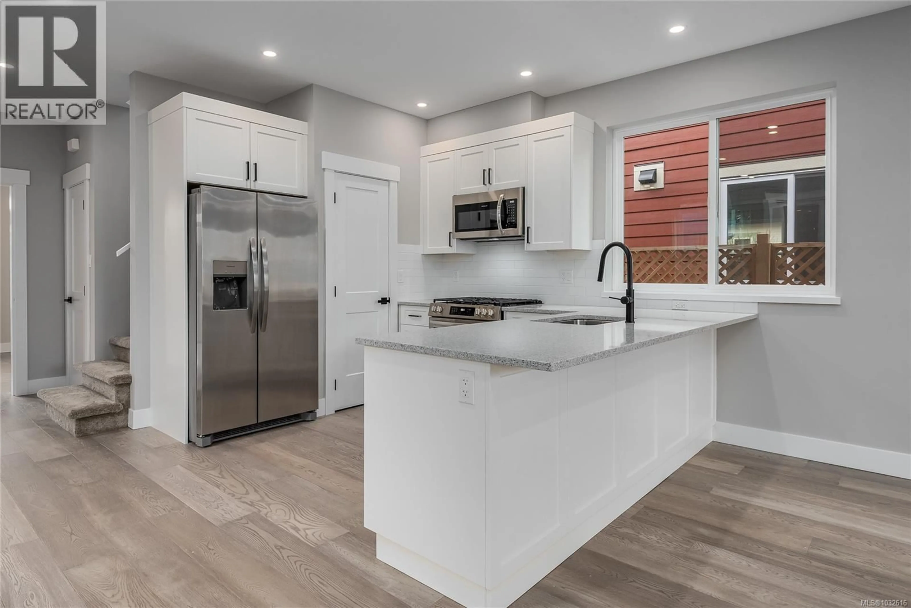 Open concept kitchen, ceramic/tile floor for 635 5TH STREET, Courtenay British Columbia V9N1K5