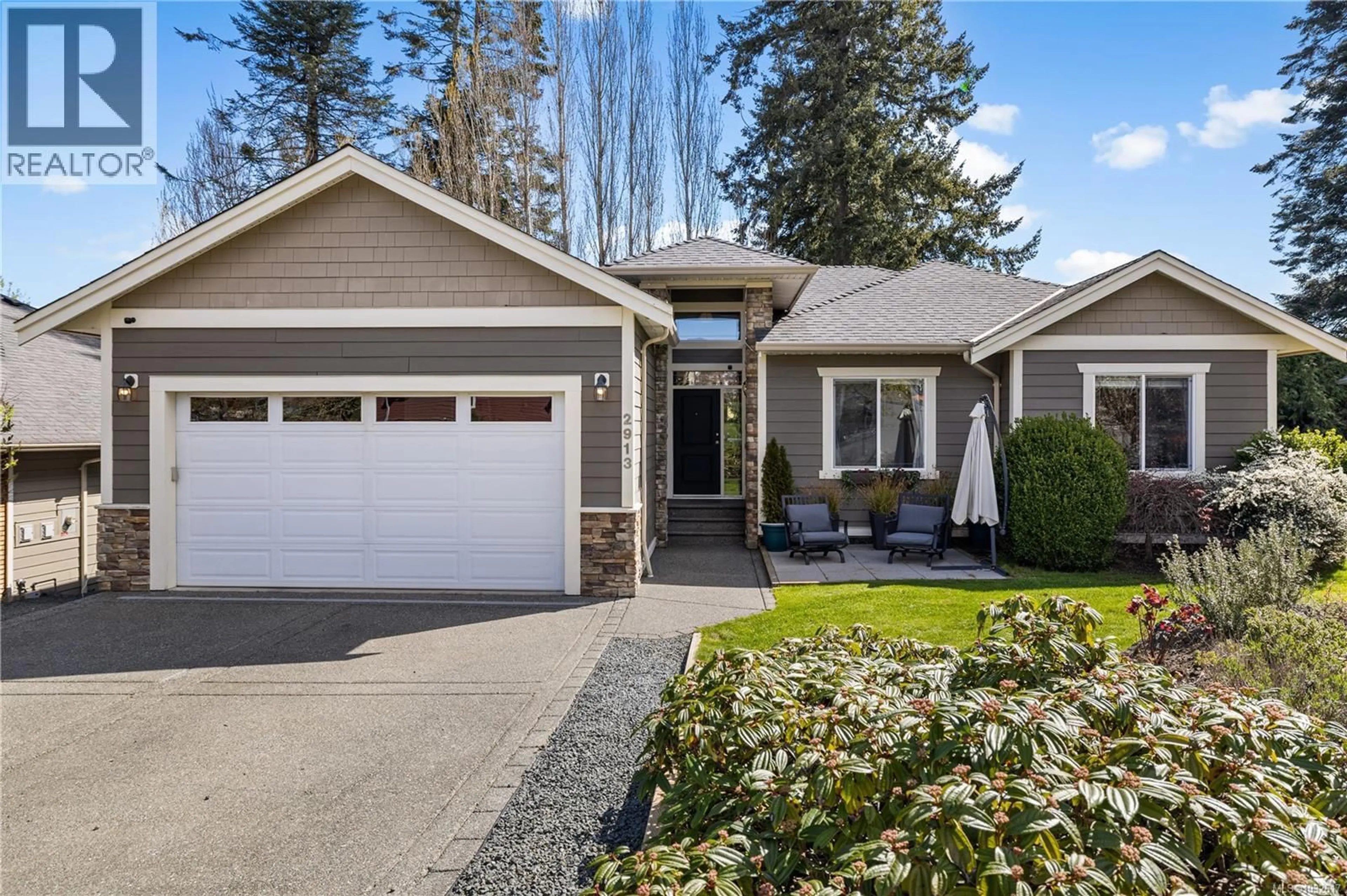 Home with vinyl exterior material, street for 2913 PACIFIC VIEW TERRACE, Campbell River British Columbia V9H1V4