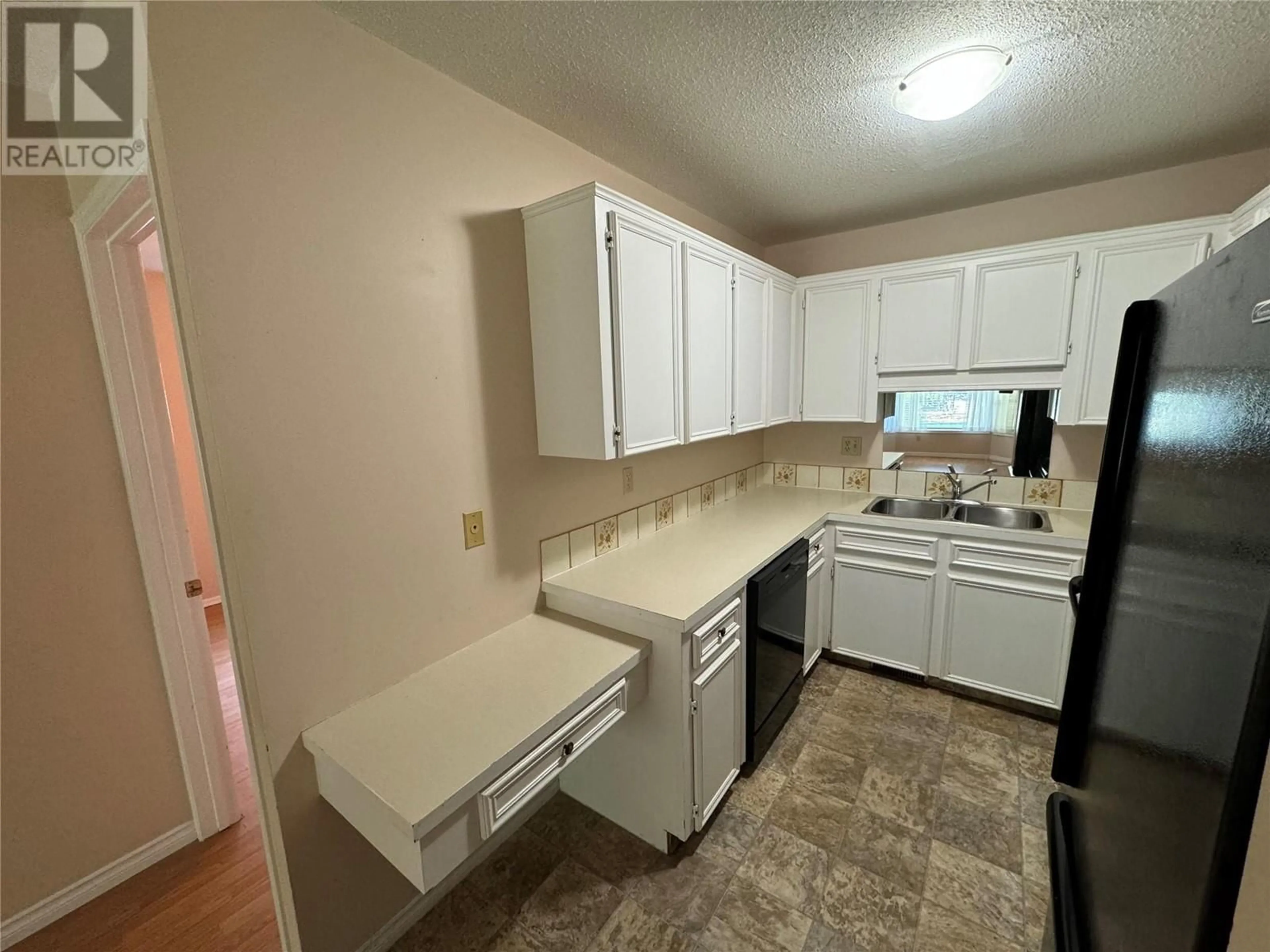 Standard kitchen, unknown floor, cottage for 3155 Gordon Drive Unit# 106, Kelowna British Columbia V1W3N5