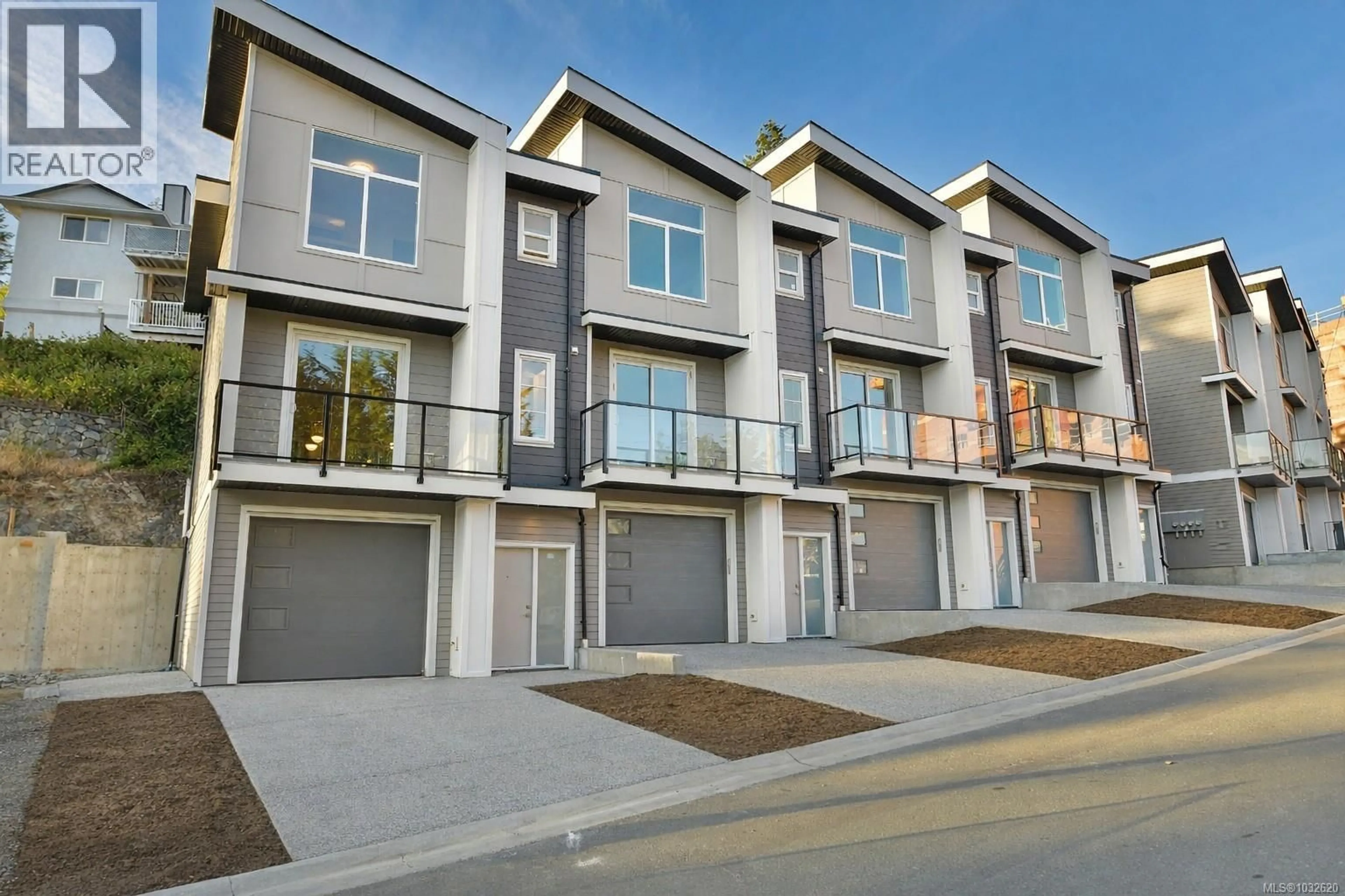 Home with vinyl exterior material, street for 996 CITATION ROAD, Langford British Columbia V9B5T1