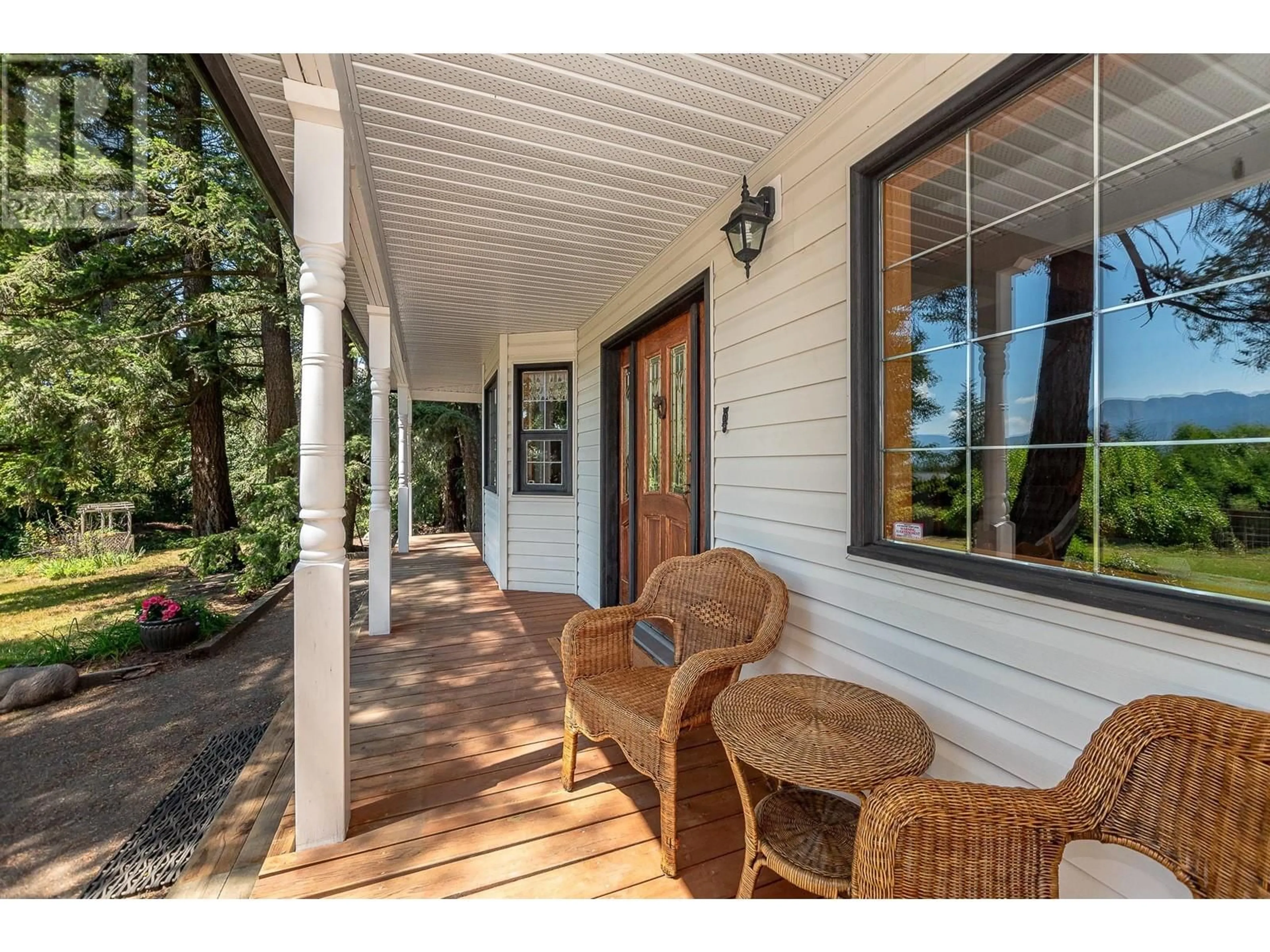 Indoor entryway, wood floors for 3461 30 Street NE, Salmon Arm British Columbia V1E3L1