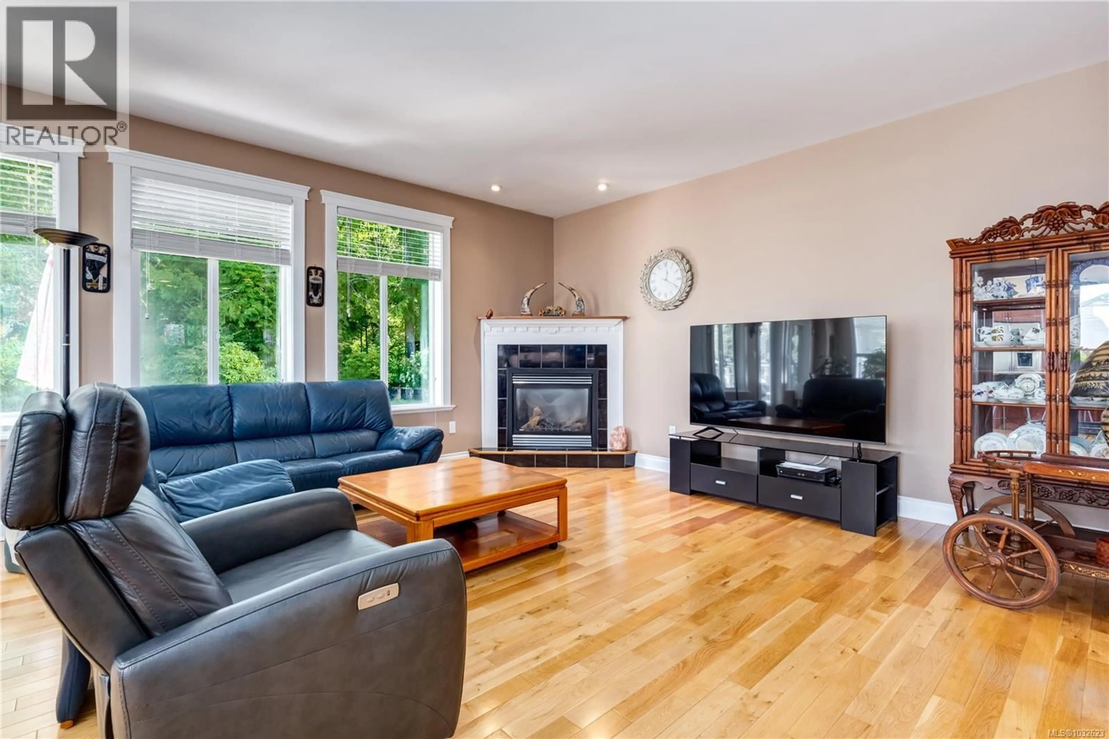 Living room with furniture, wood/laminate floor for 2513 GLENDOIK WAY, Mill Bay British Columbia V8H1H4