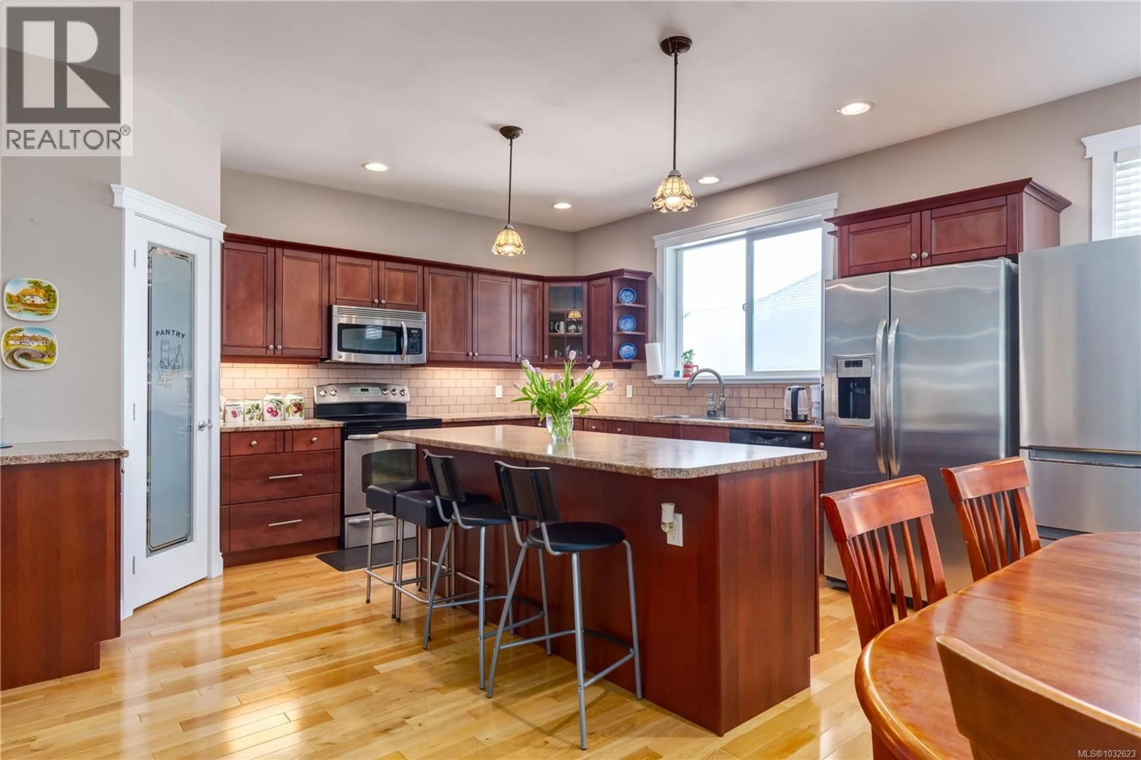 Contemporary kitchen, unknown for 2513 GLENDOIK WAY, Mill Bay British Columbia V8H1H4