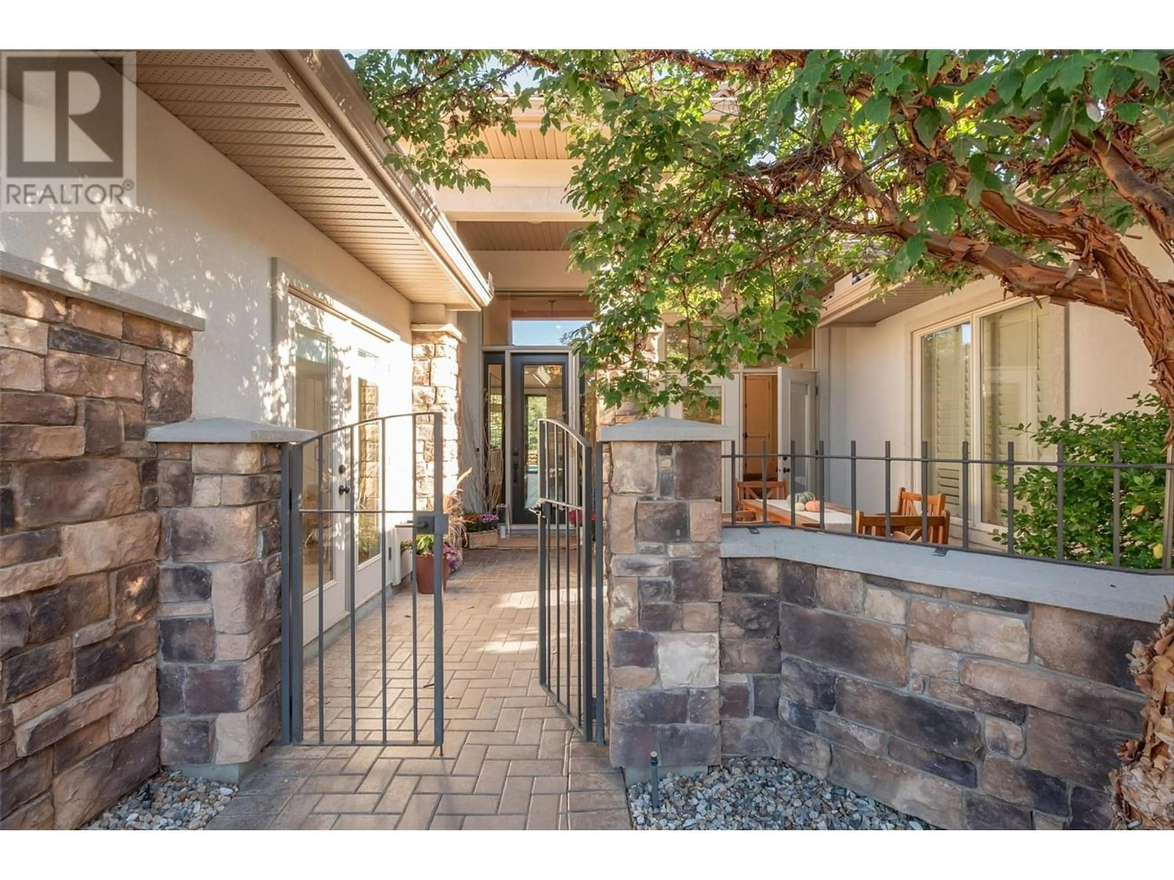 Indoor entryway for 3813 Gallaghers Parkway, Kelowna British Columbia V1W3Z8