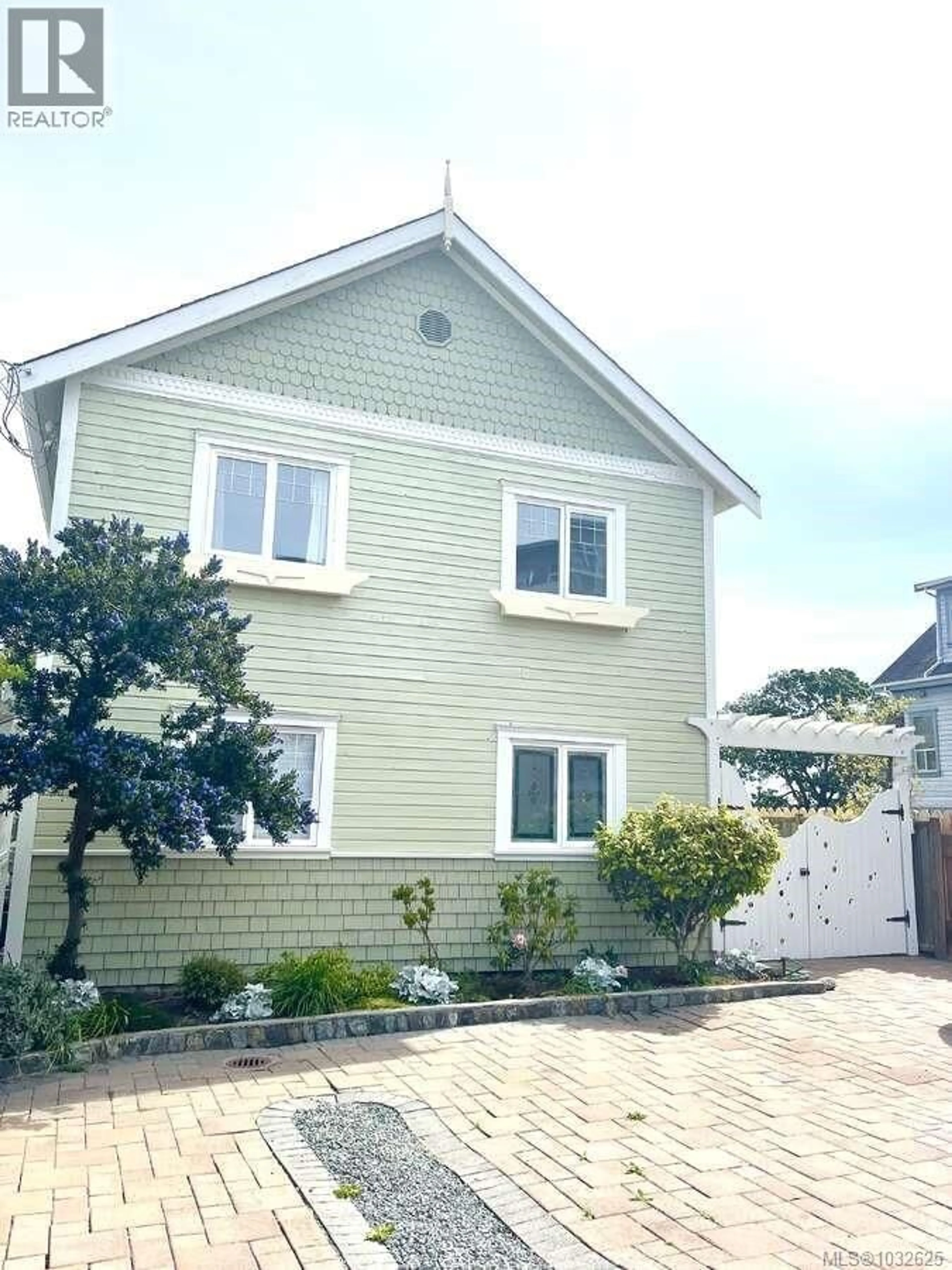 Home with vinyl exterior material, street for 485 HEAD STREET, Esquimalt British Columbia V9A5S1