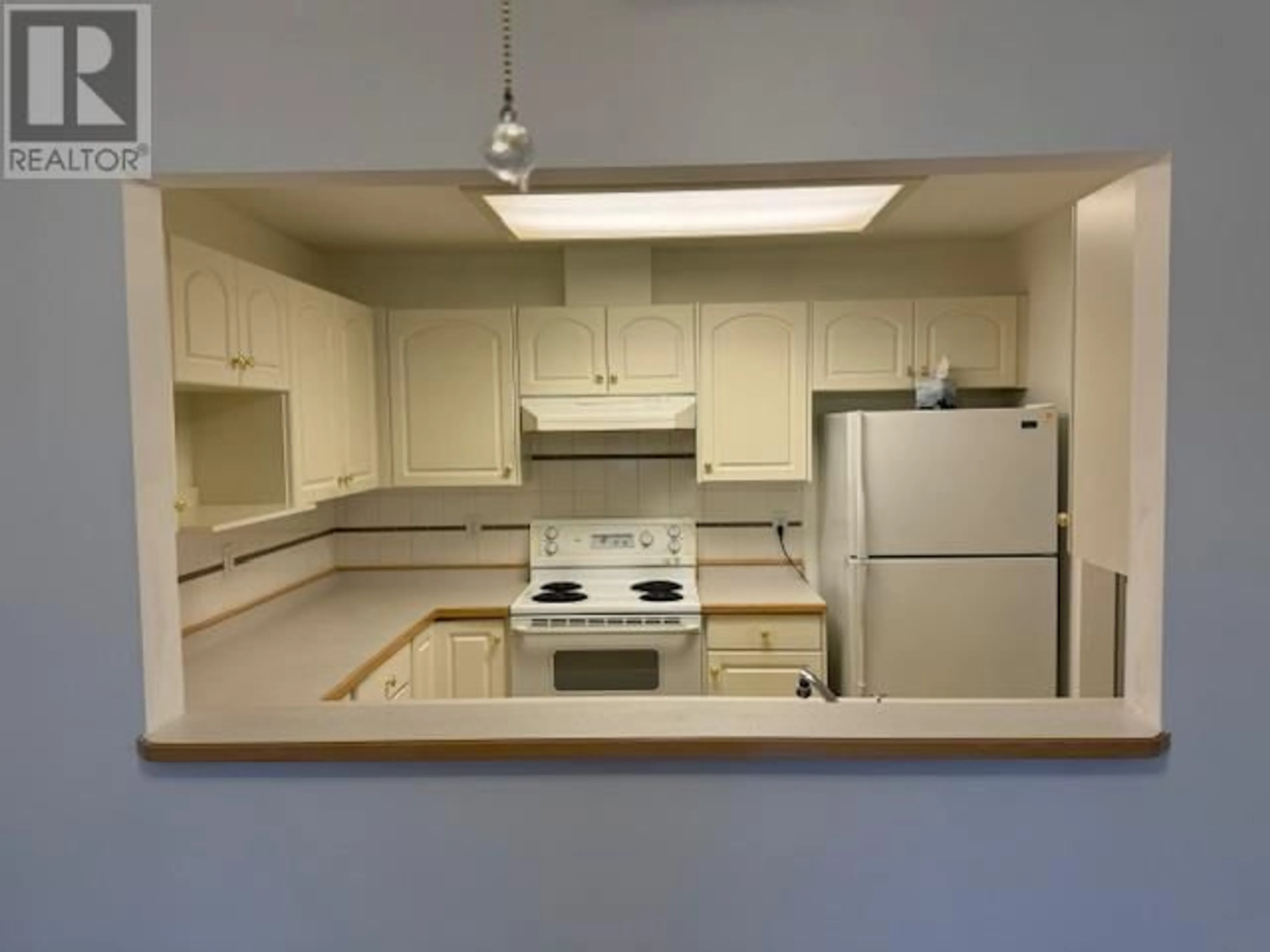 Standard kitchen, wood floors, cottage for 2401 South Main Street Unit# 102, Penticton British Columbia V2A5J1