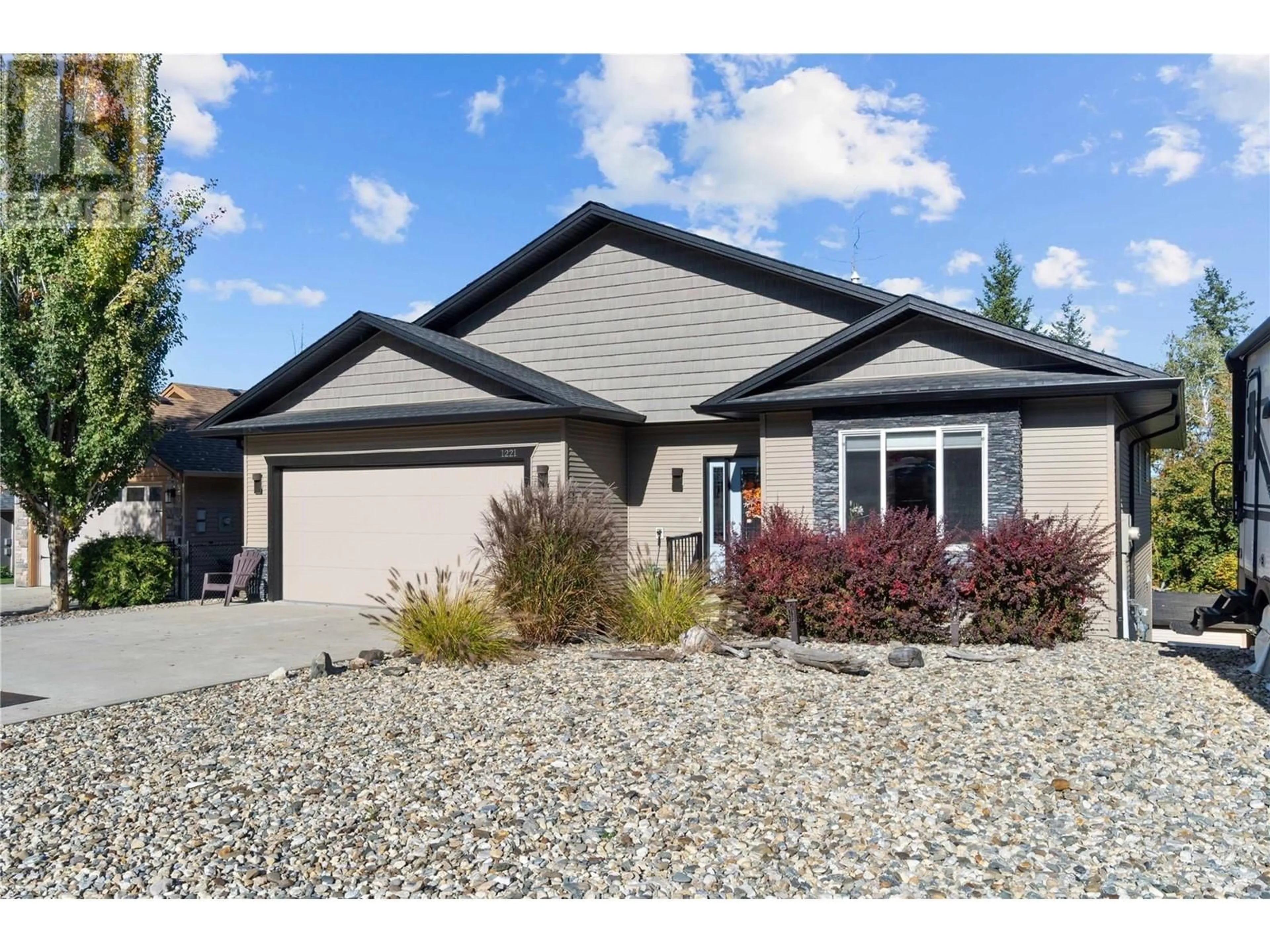 Home with vinyl exterior material for 1221 7 Avenue SE, Salmon Arm British Columbia V1E0A3