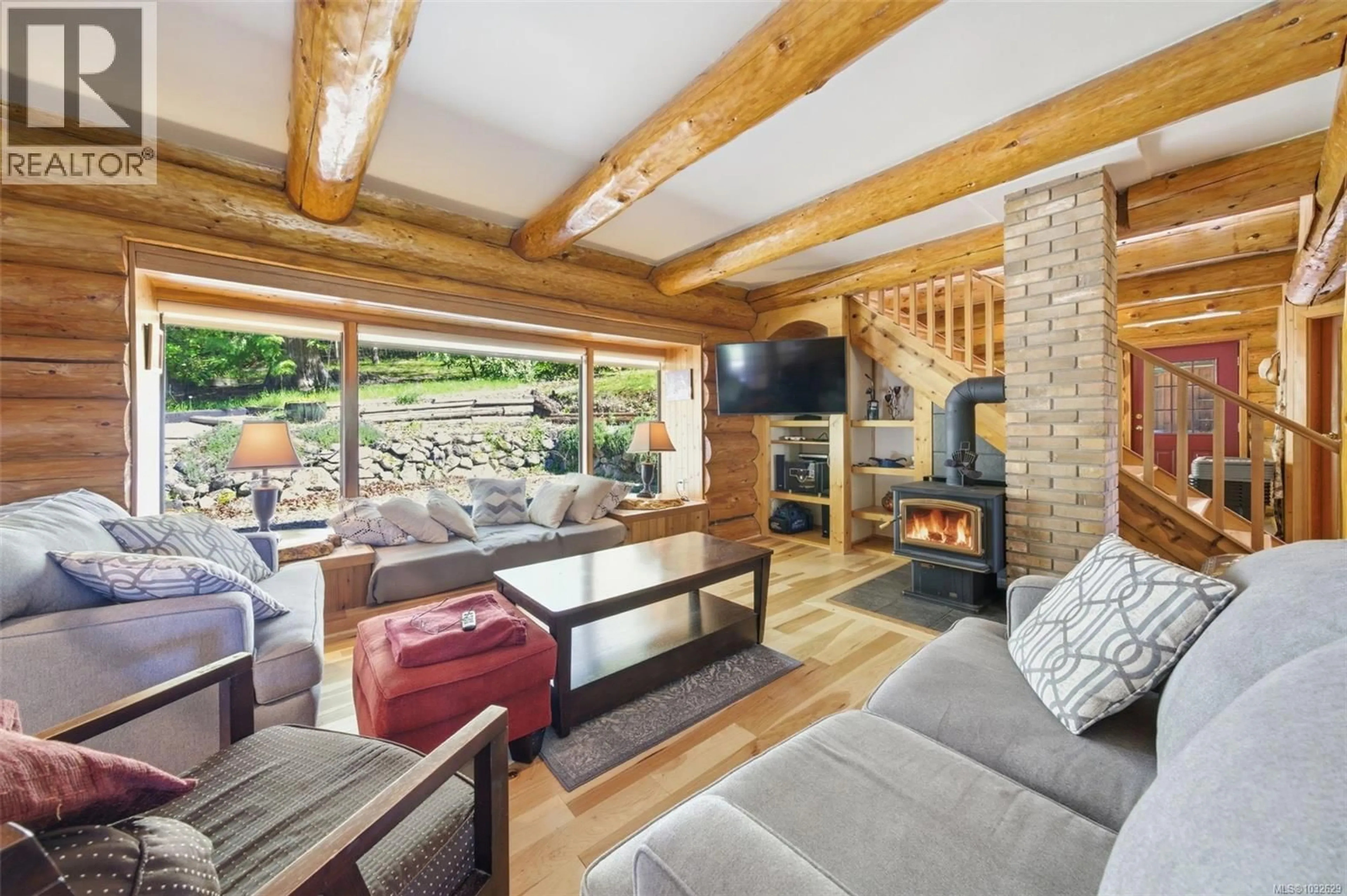 Living room with furniture, wood/laminate floor for 8644 SWEENEY ROAD, Chemainus British Columbia V0R1K4