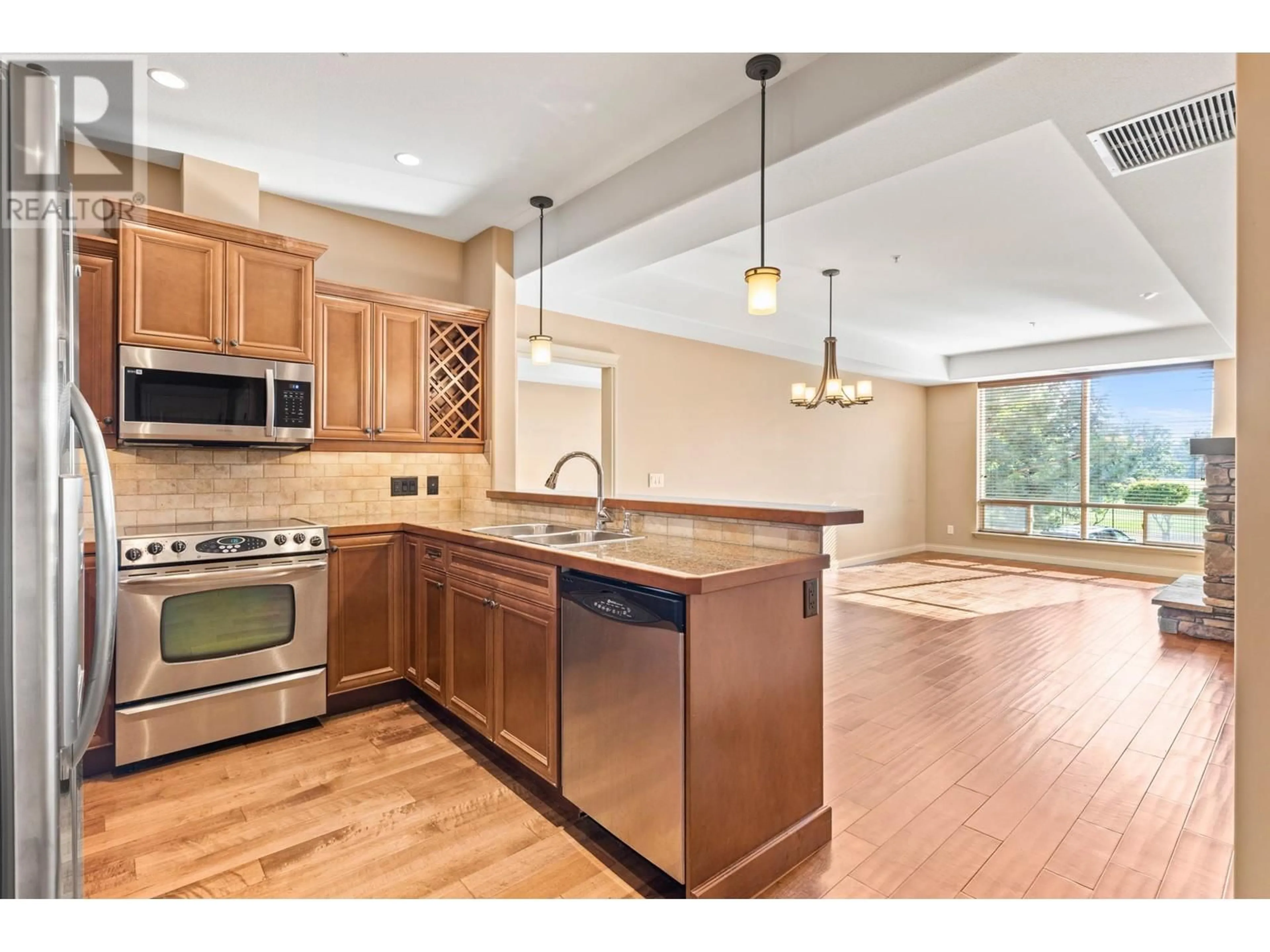 Open concept kitchen for 2760 Auburn Road Unit# 102, West Kelowna British Columbia V4T4C2