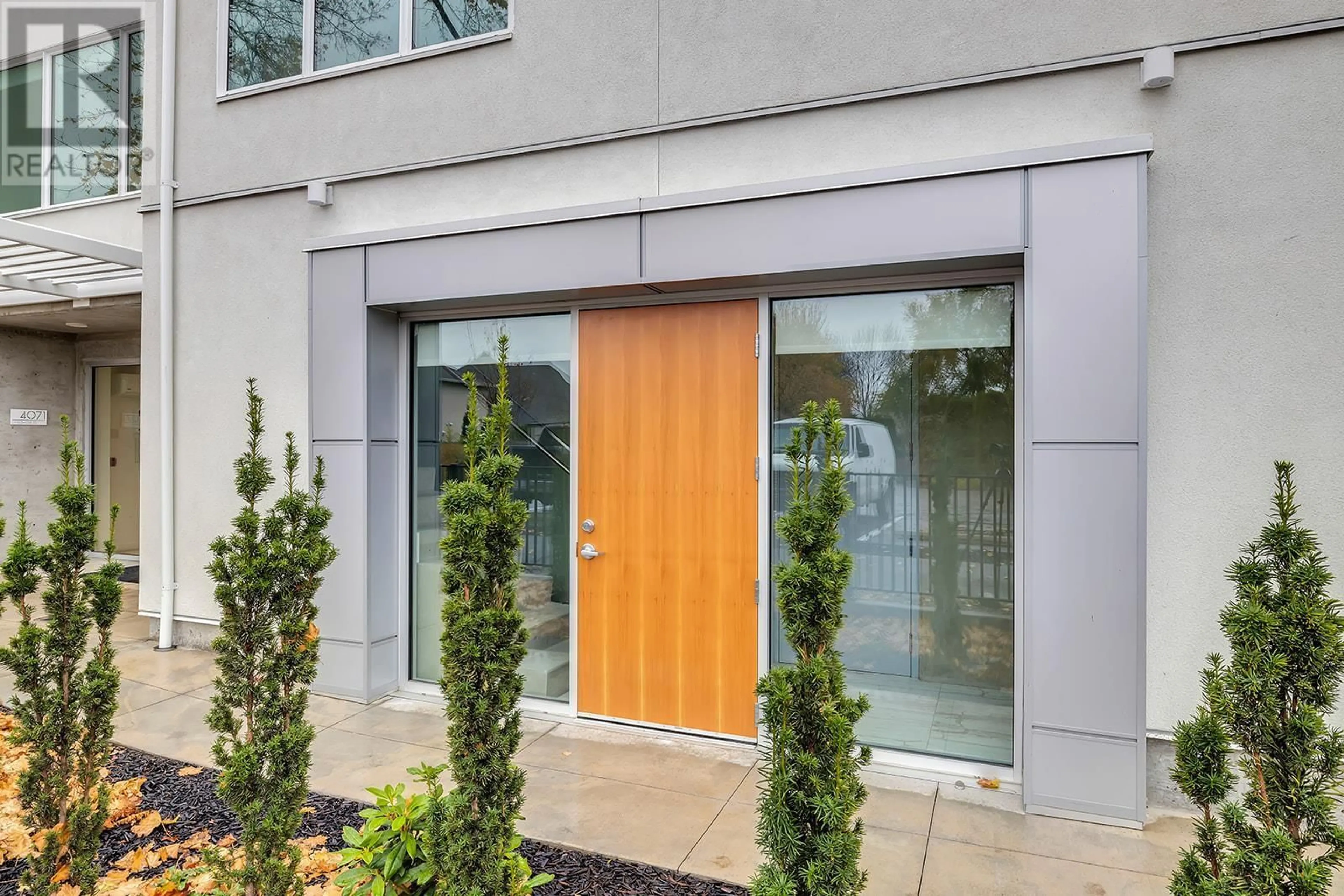 Indoor entryway, wood floors for 4071 Lakeshore Road Unit# 101, Kelowna British Columbia V1W1V7