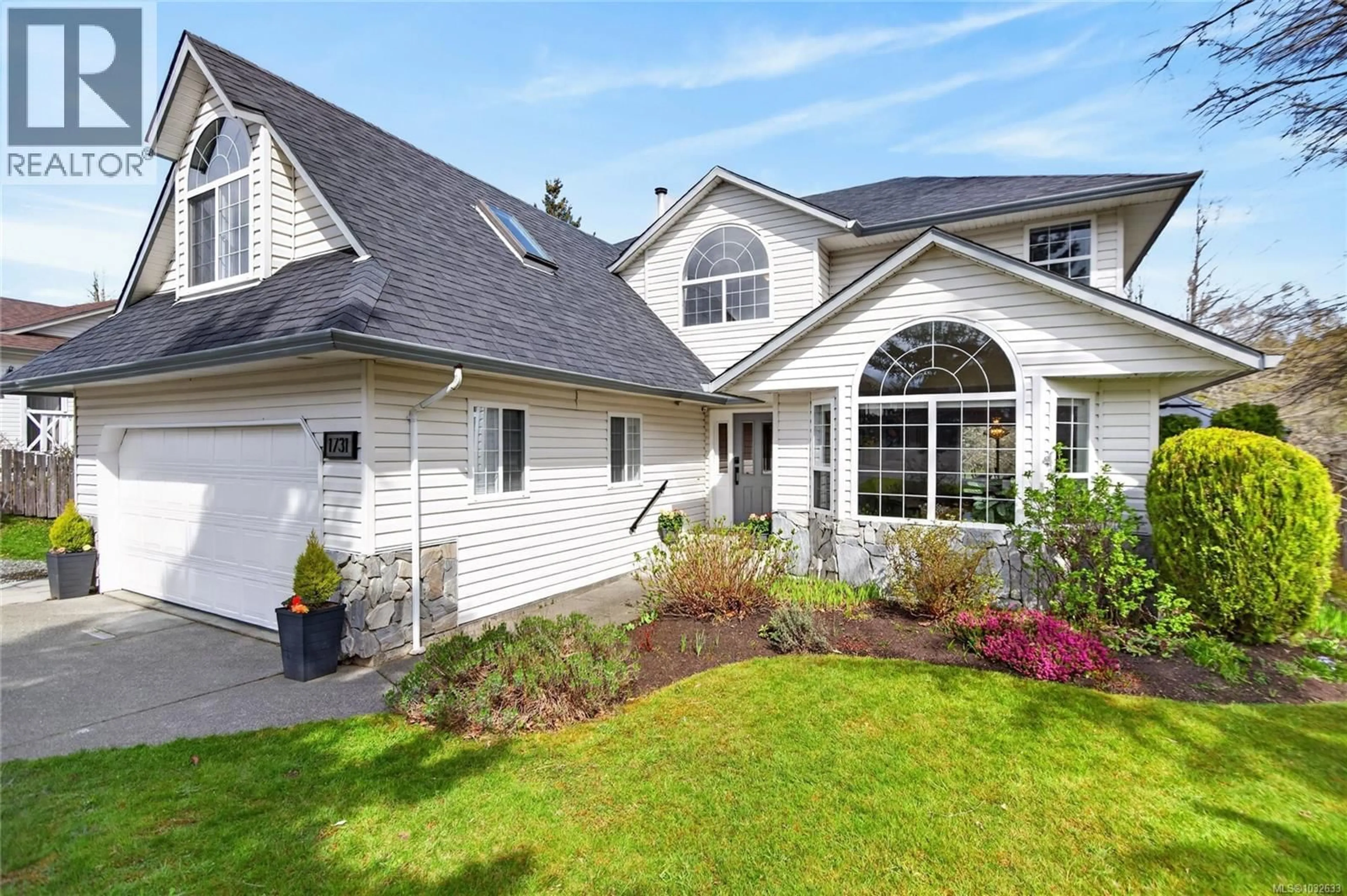 Home with vinyl exterior material, street for 1731 VALLEY VIEW DRIVE, Courtenay British Columbia V9N9A8