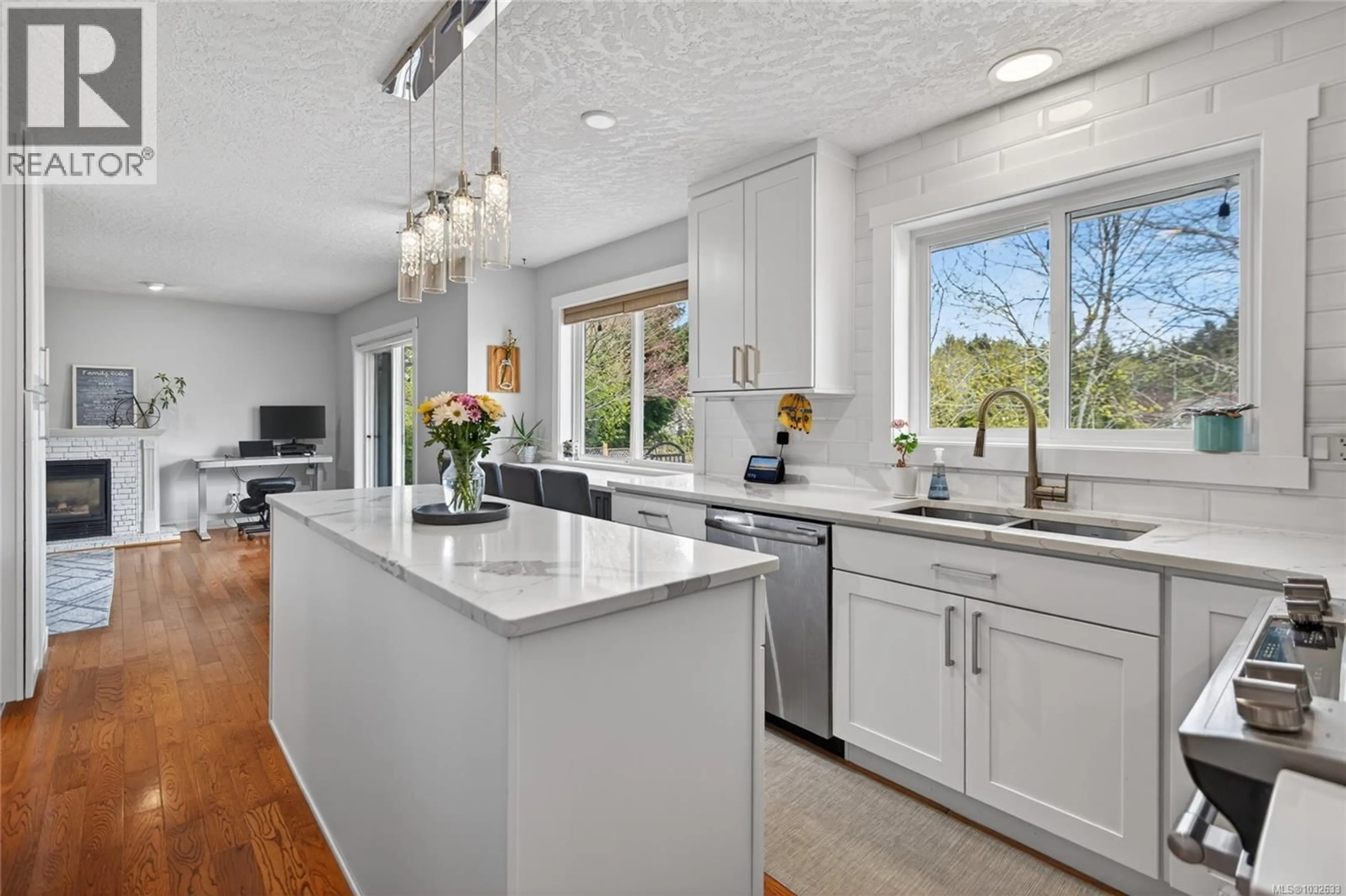 Open concept kitchen, ceramic/tile floor for 1731 VALLEY VIEW DRIVE, Courtenay British Columbia V9N9A8