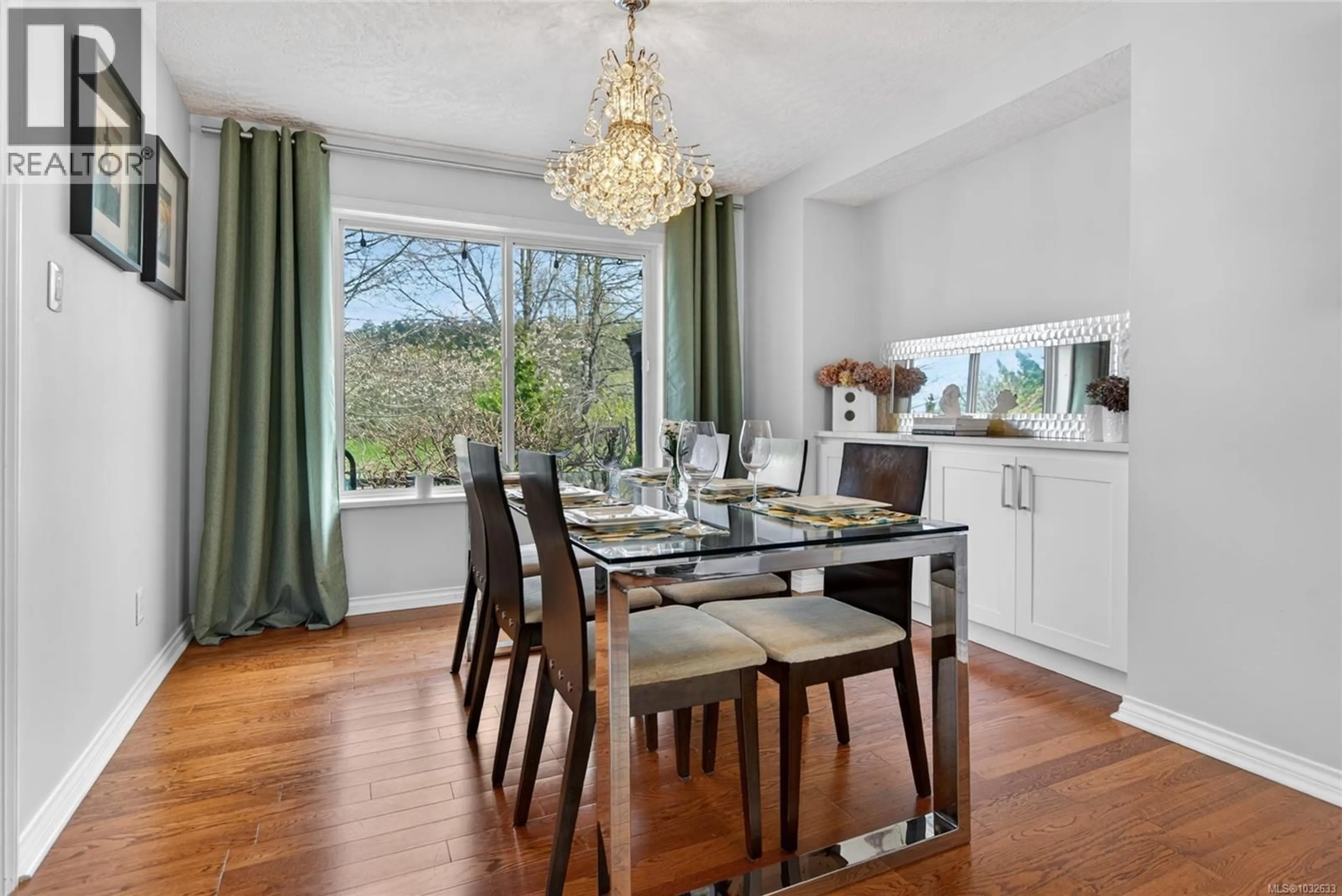 Dining room, wood/laminate floor for 1731 VALLEY VIEW DRIVE, Courtenay British Columbia V9N9A8