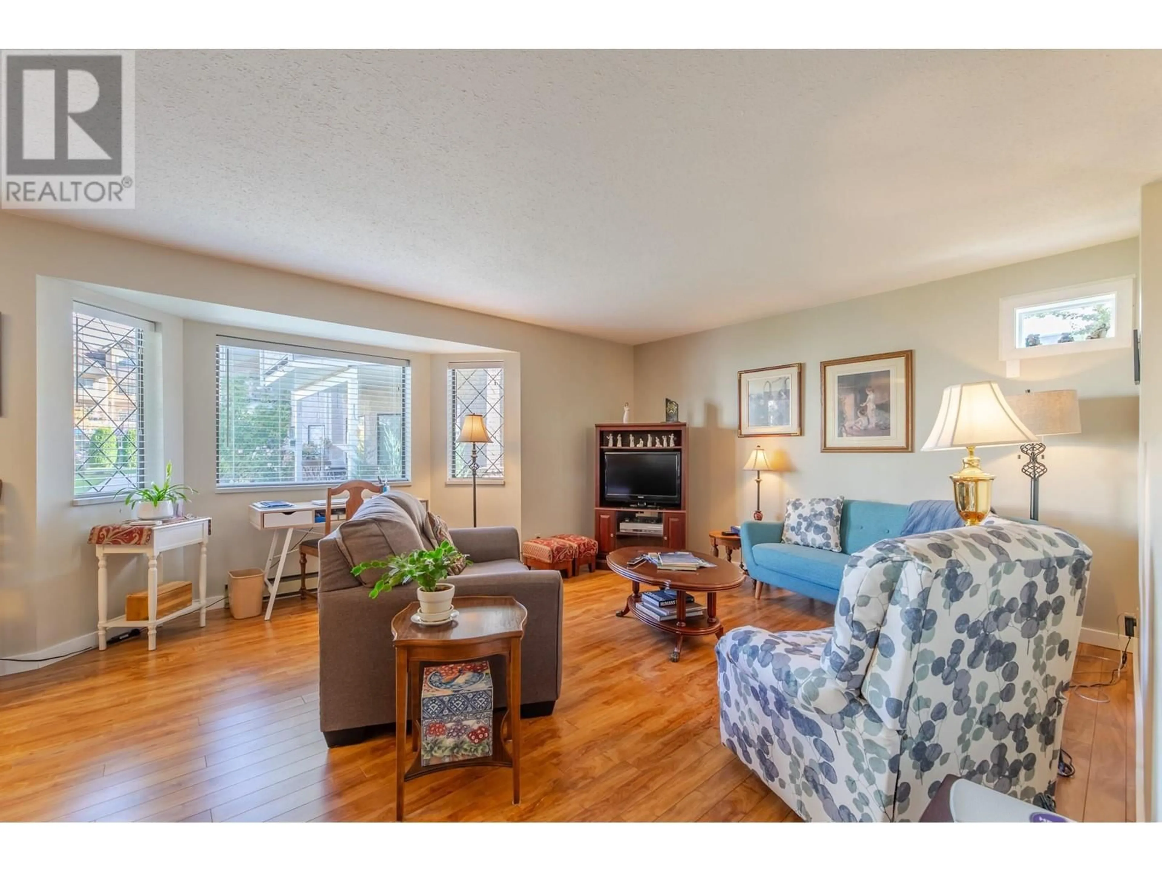 Living room, wood floors for 13620 Victoria Road Unit# 18, Summerland British Columbia V0H1Z0