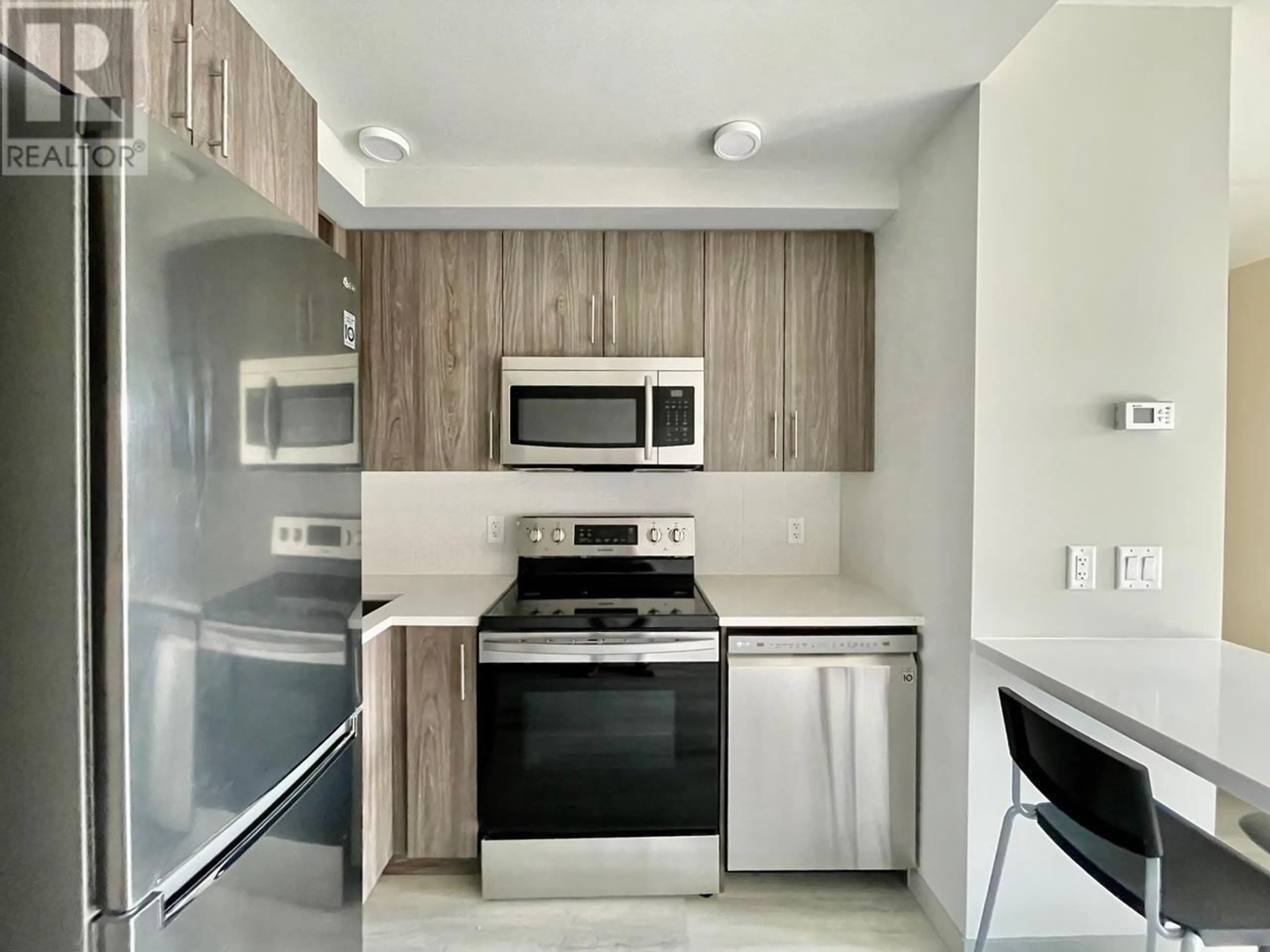 Standard kitchen for 345 Dougall Road N Unit# 102, Kelowna British Columbia V1X3K8