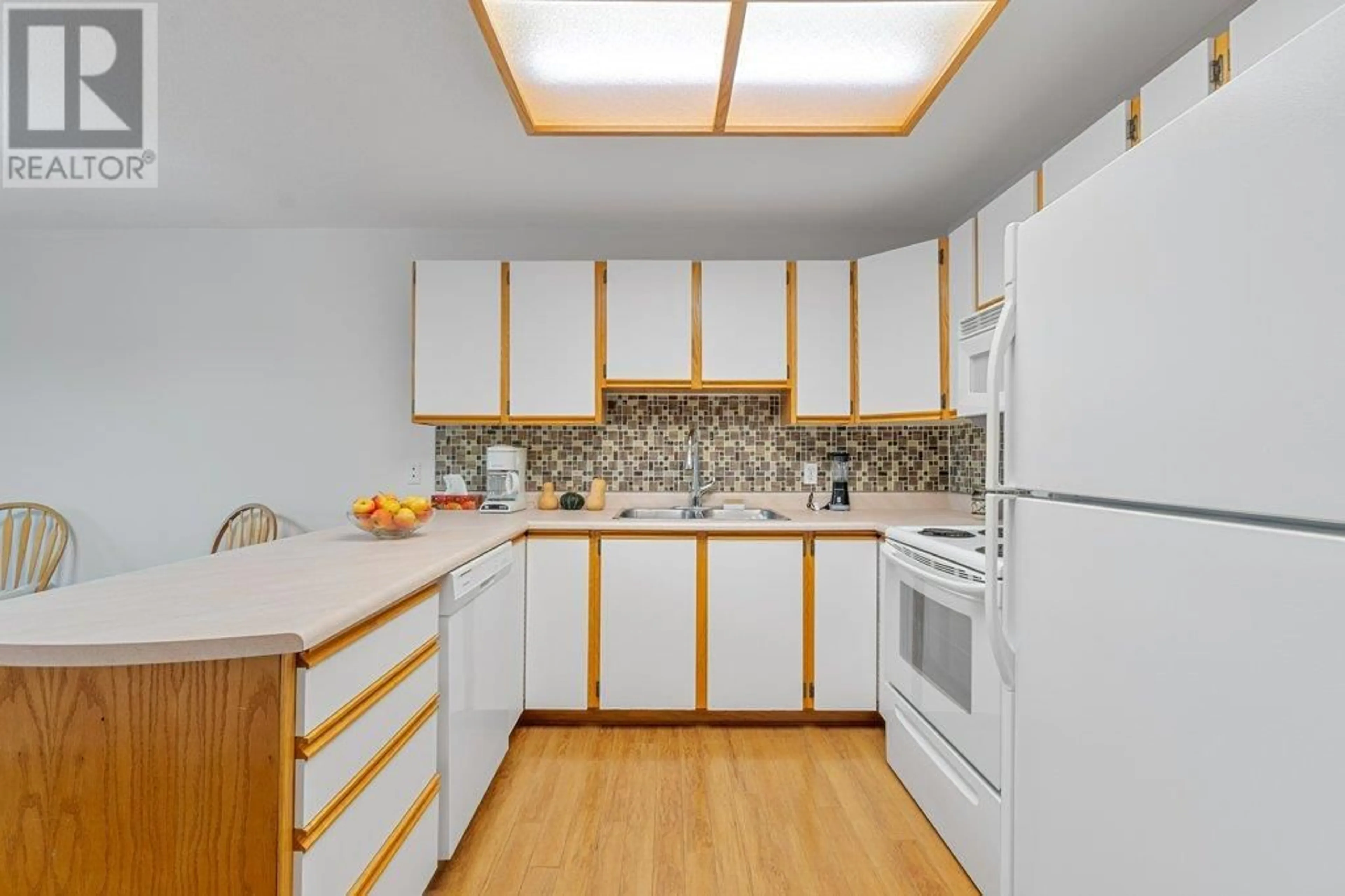 Standard kitchen, wood floors, cottage for 644-646 Patterson Avenue, Kelowna British Columbia V1Y5C6