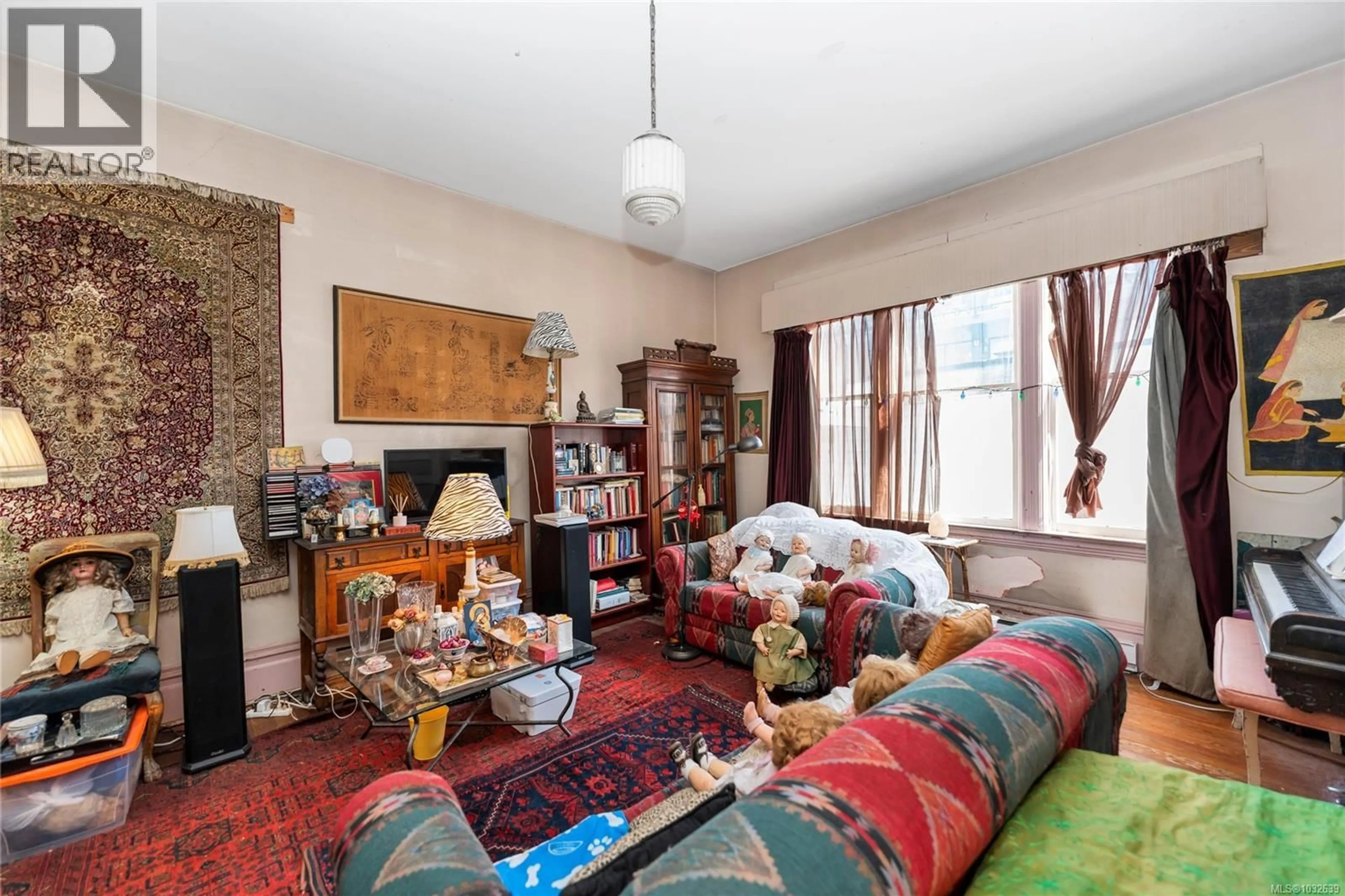 Living room with furniture, carpet floor for 602 BATTERY STREET, Victoria British Columbia V8V1E5