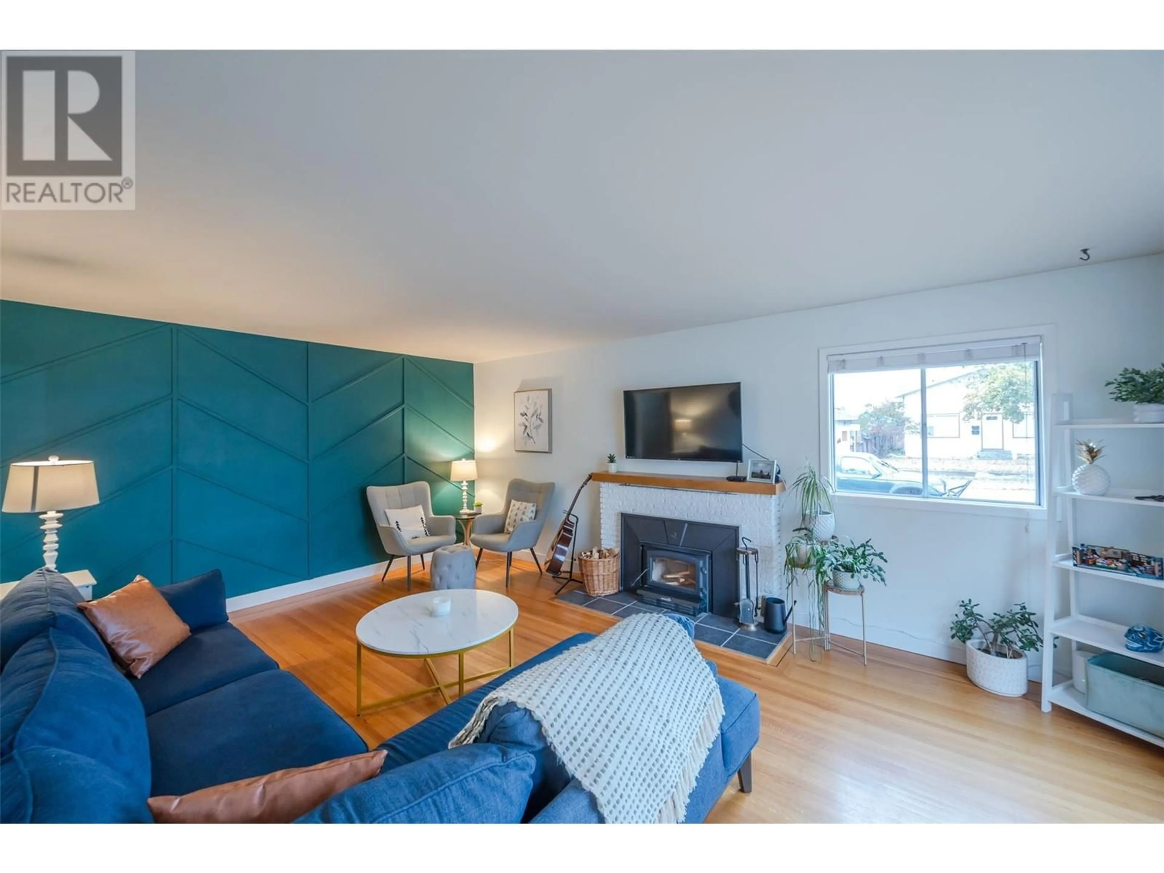 Living room with furniture, wood/laminate floor for 1301 BALFOUR STREET, Penticton British Columbia V2A4Y7