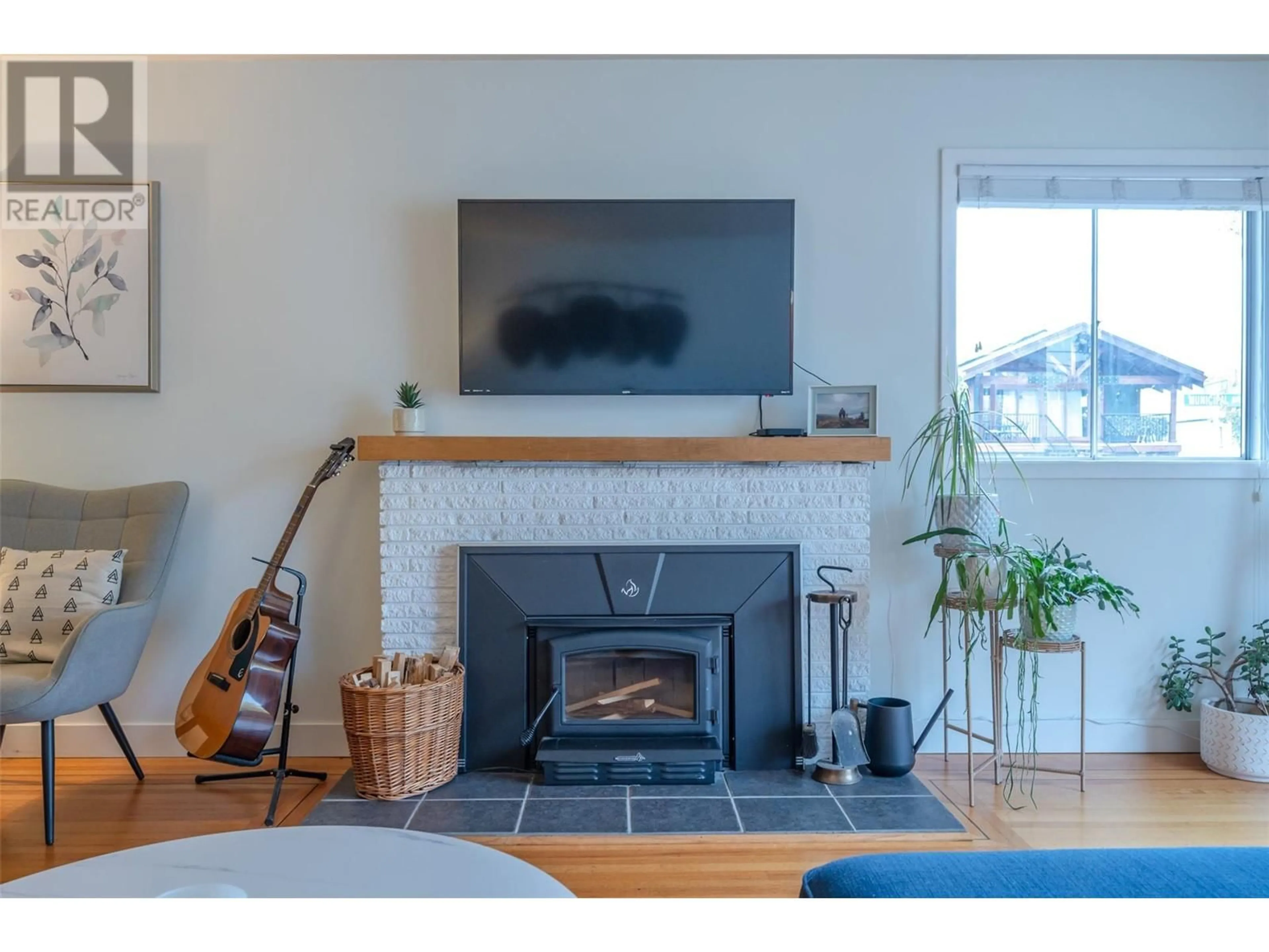 Living room with furniture, wood/laminate floor for 1301 BALFOUR STREET, Penticton British Columbia V2A4Y7