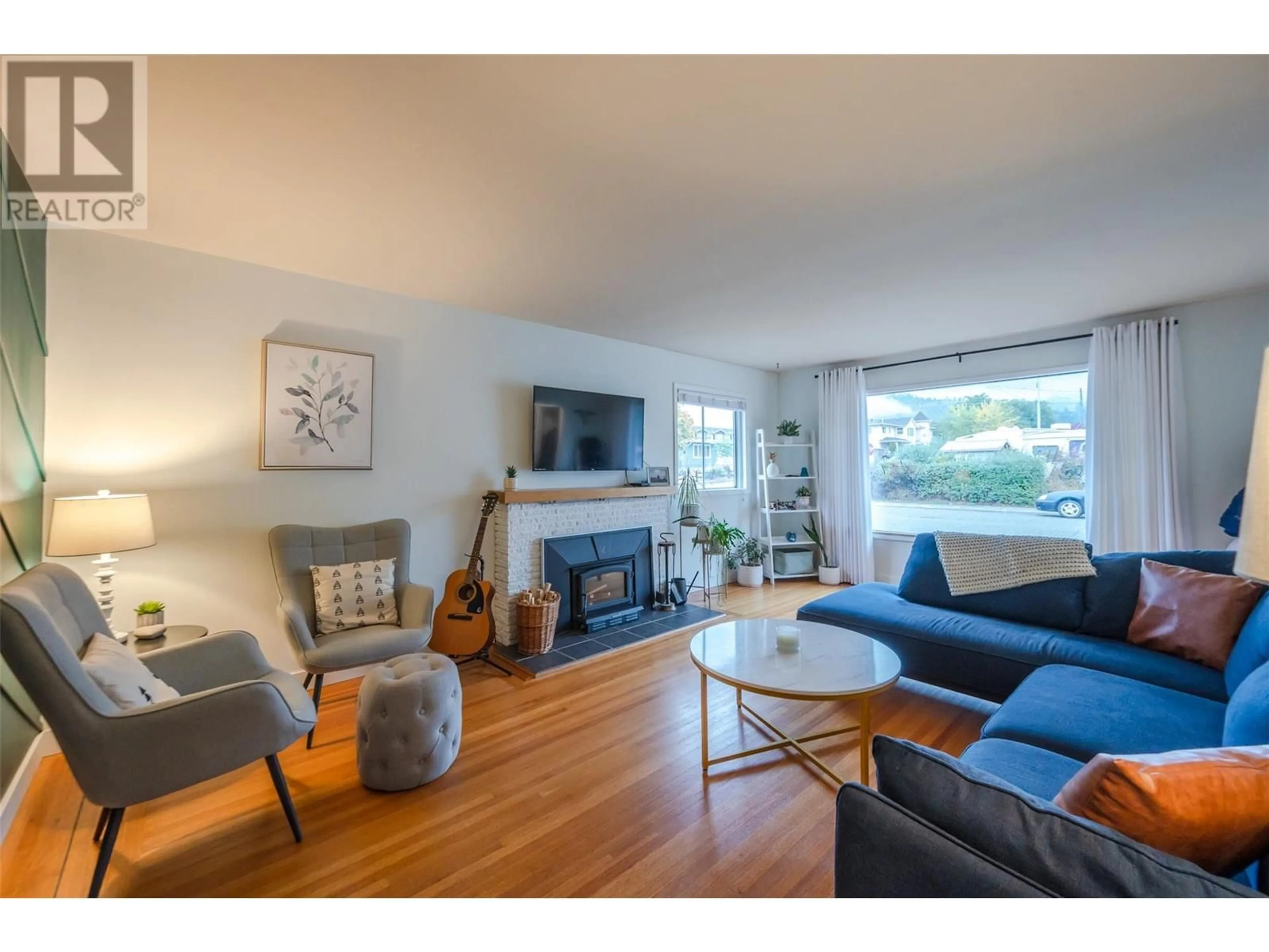 Living room with furniture, wood/laminate floor for 1301 BALFOUR STREET, Penticton British Columbia V2A4Y7