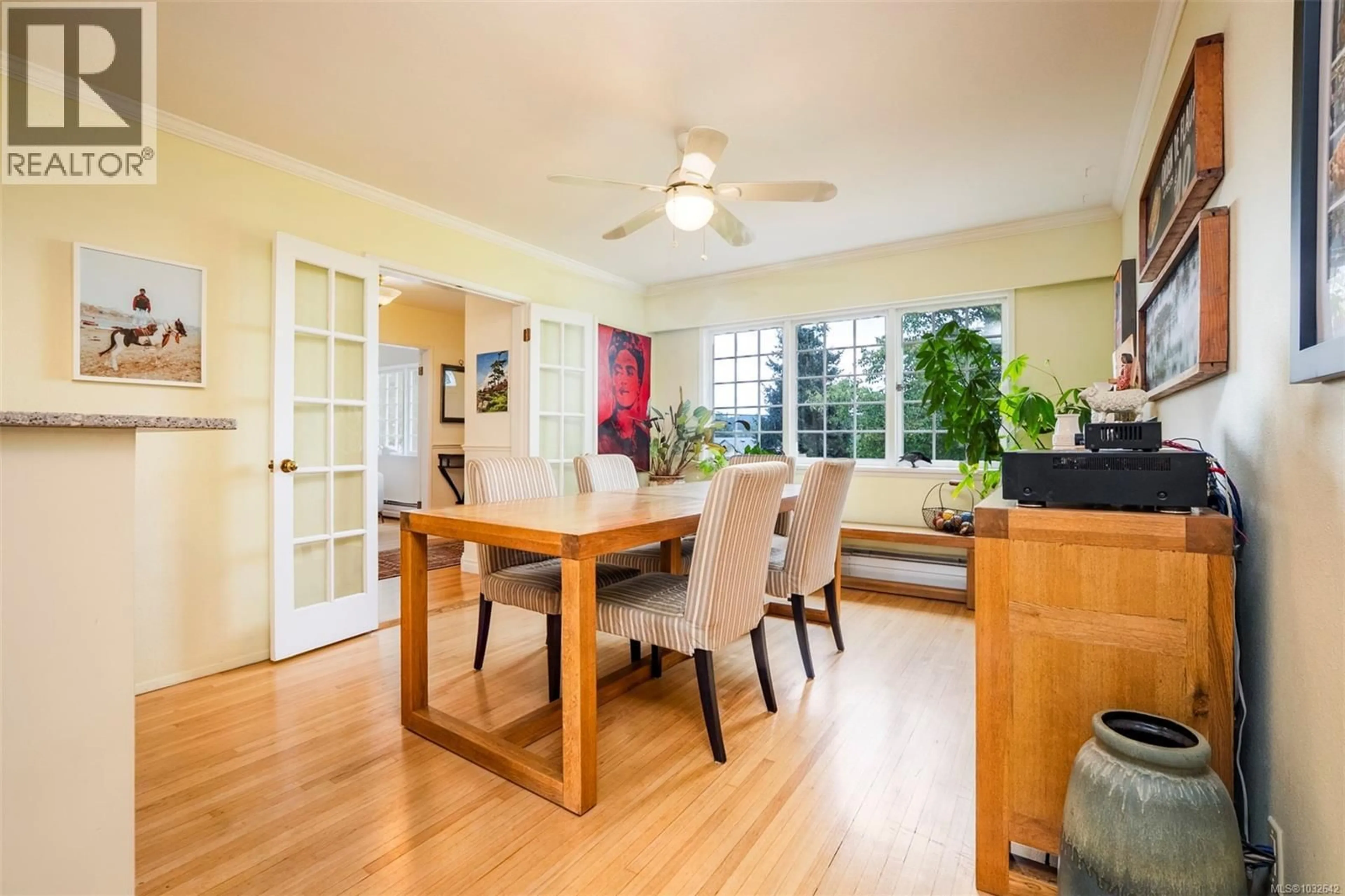 Dining room, wood/laminate floor for 1820 ARGYLE AVENUE, Nanaimo British Columbia V9S3K7