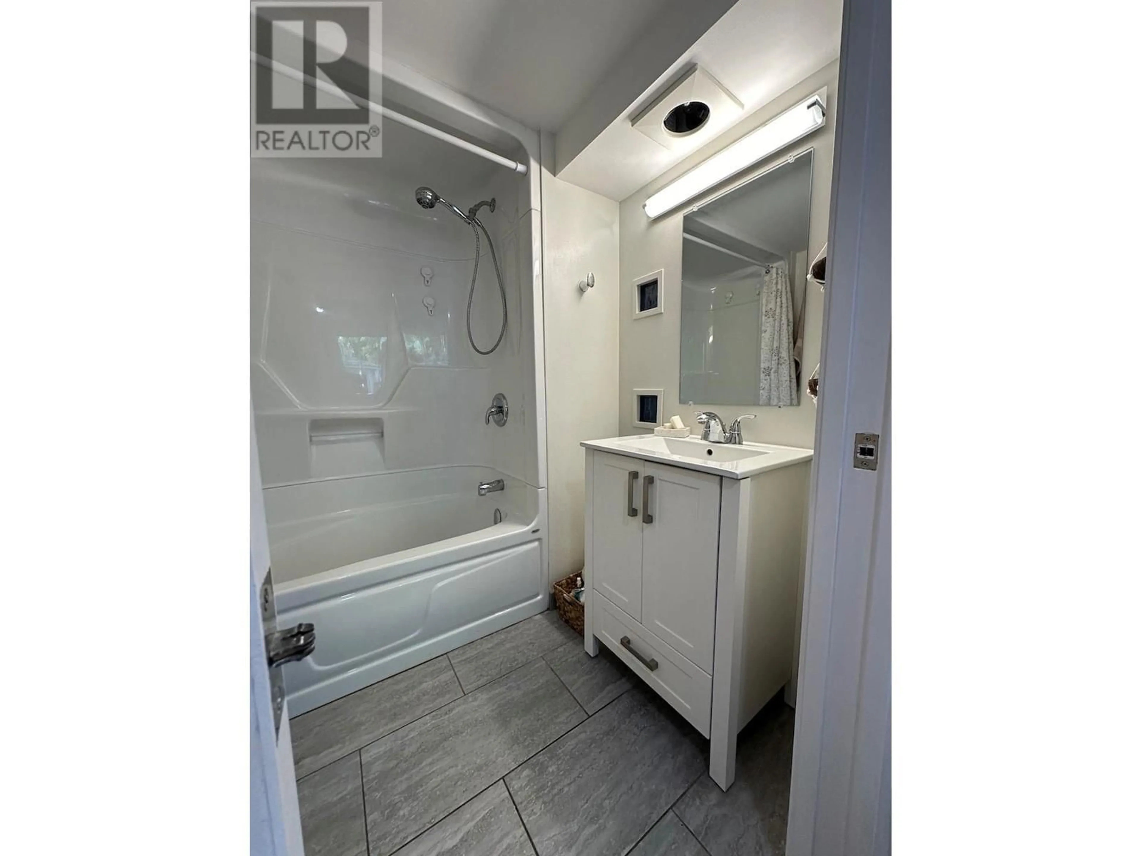 Standard bathroom, unknown for 8A - 1375 GREEN BAY ROAD, West Kelowna British Columbia V4T2B8