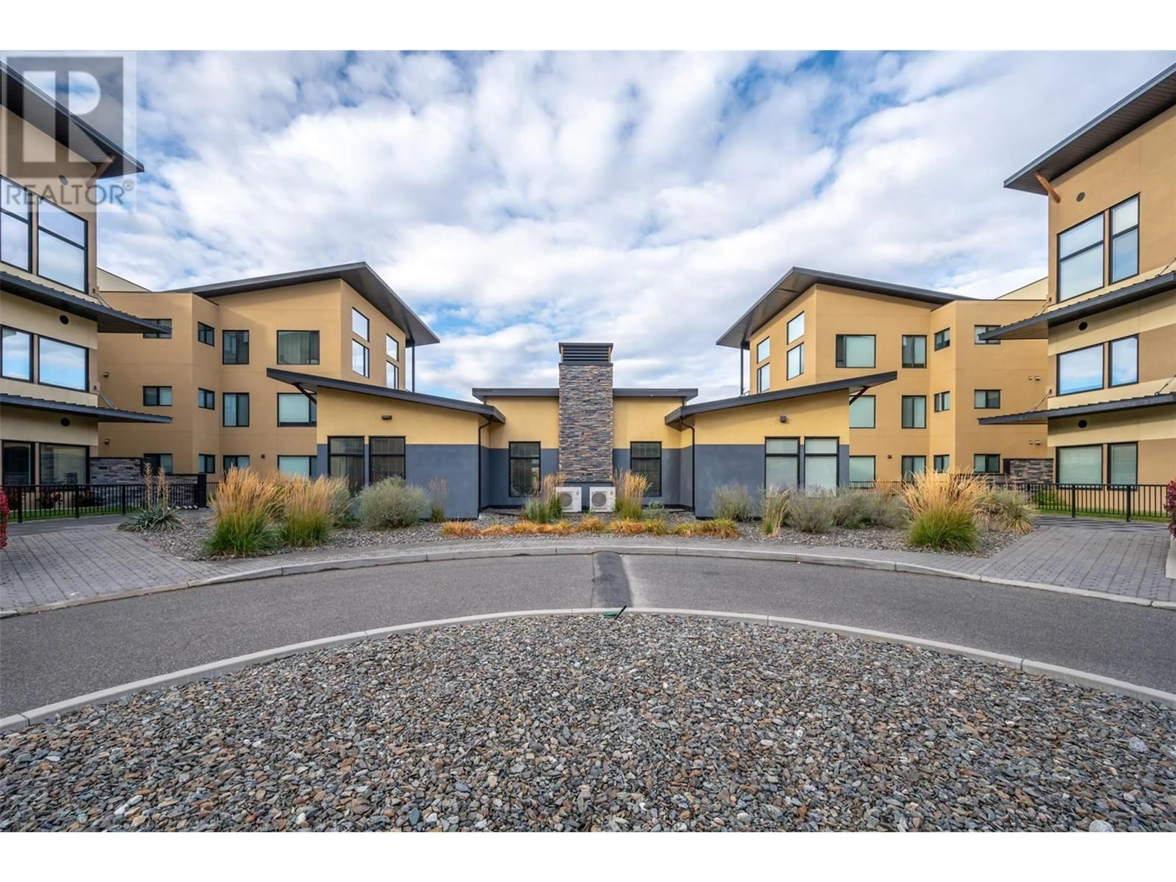 A pic from outside/outdoor area/front of a property/back of a property/a pic from drone, building for 410 - 3311 WILSON STREET, Penticton British Columbia V2A8J3