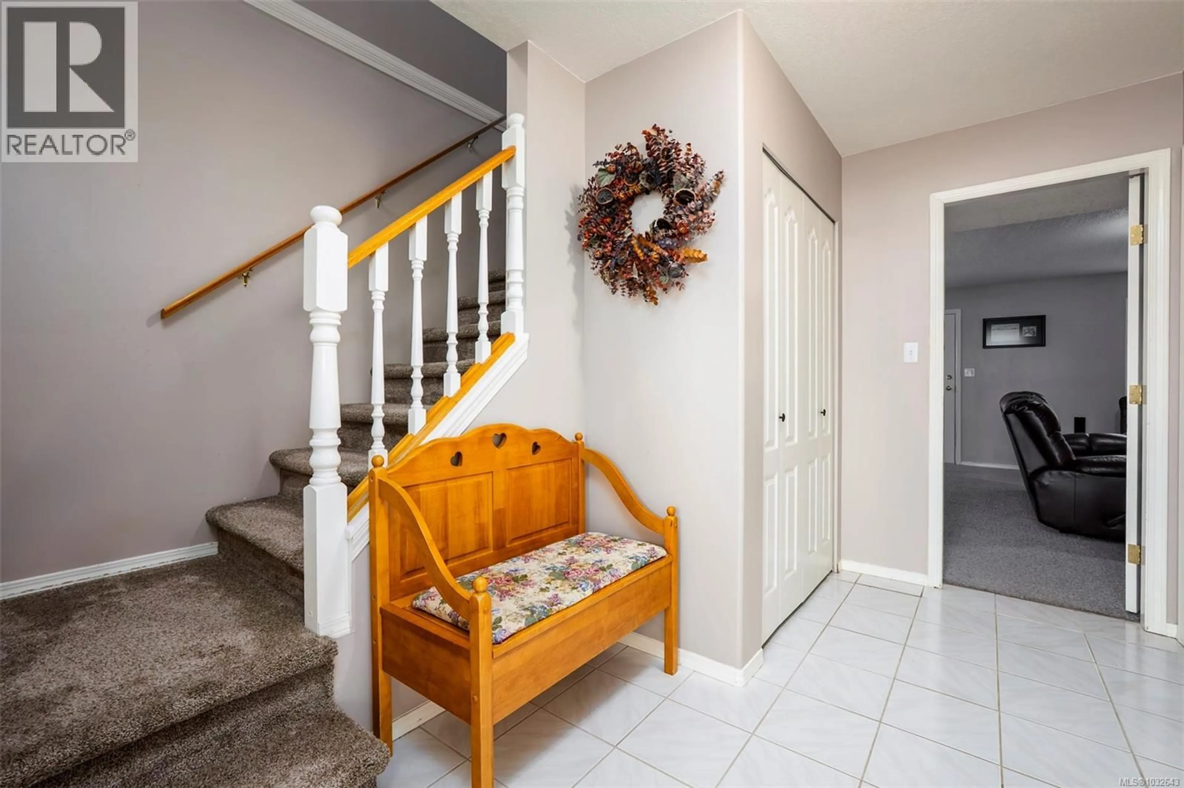 Indoor foyer for 5951 CATHEDRAL CRESCENT, Nanaimo British Columbia V9R1J7