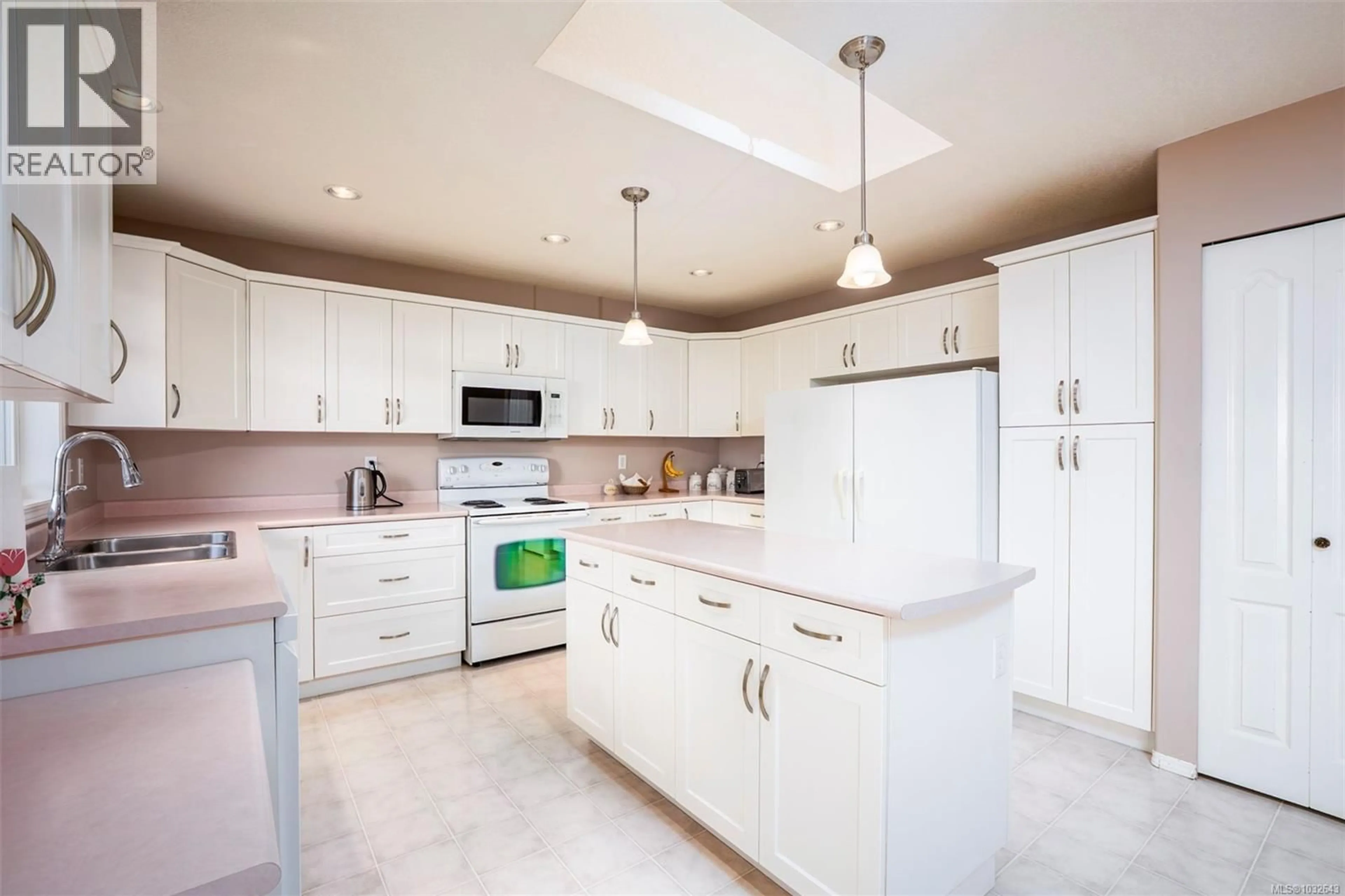 Contemporary kitchen, ceramic/tile floor for 5951 CATHEDRAL CRESCENT, Nanaimo British Columbia V9R1J7