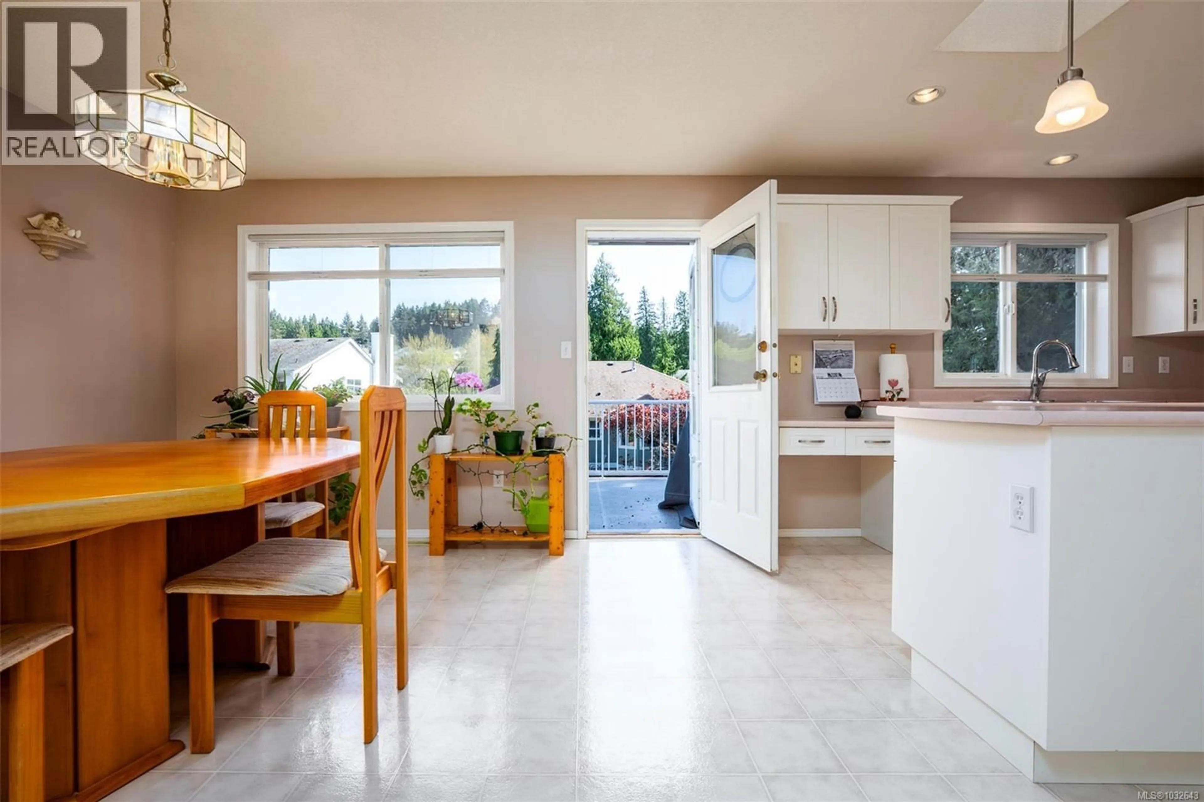 Open concept kitchen, ceramic/tile floor for 5951 CATHEDRAL CRESCENT, Nanaimo British Columbia V9R1J7