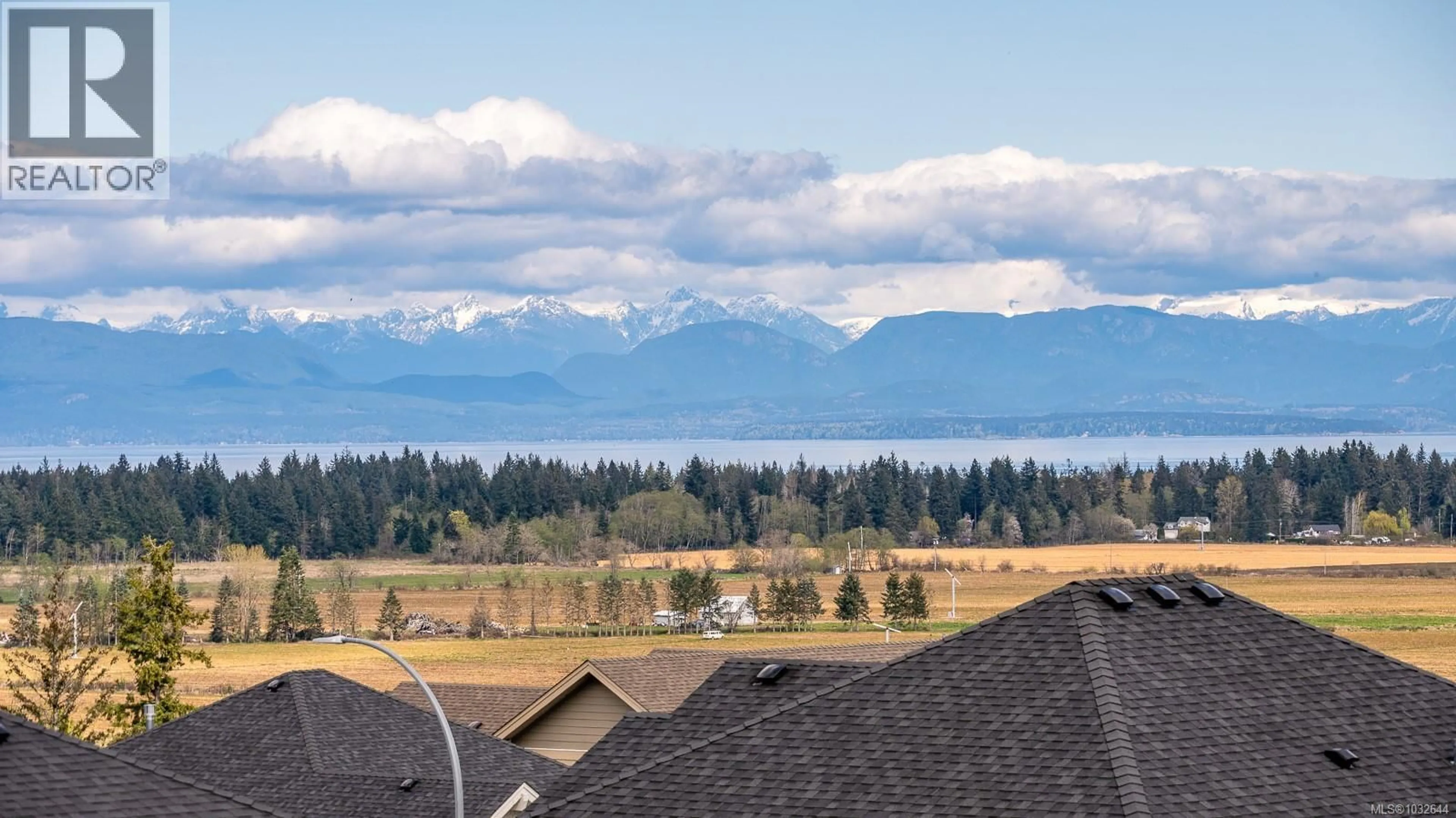 A pic from outside/outdoor area/front of a property/back of a property/a pic from drone, water/lake/river/ocean view for 23 - 623 CROWN ISLE BOULEVARD, Courtenay British Columbia V9N9W1