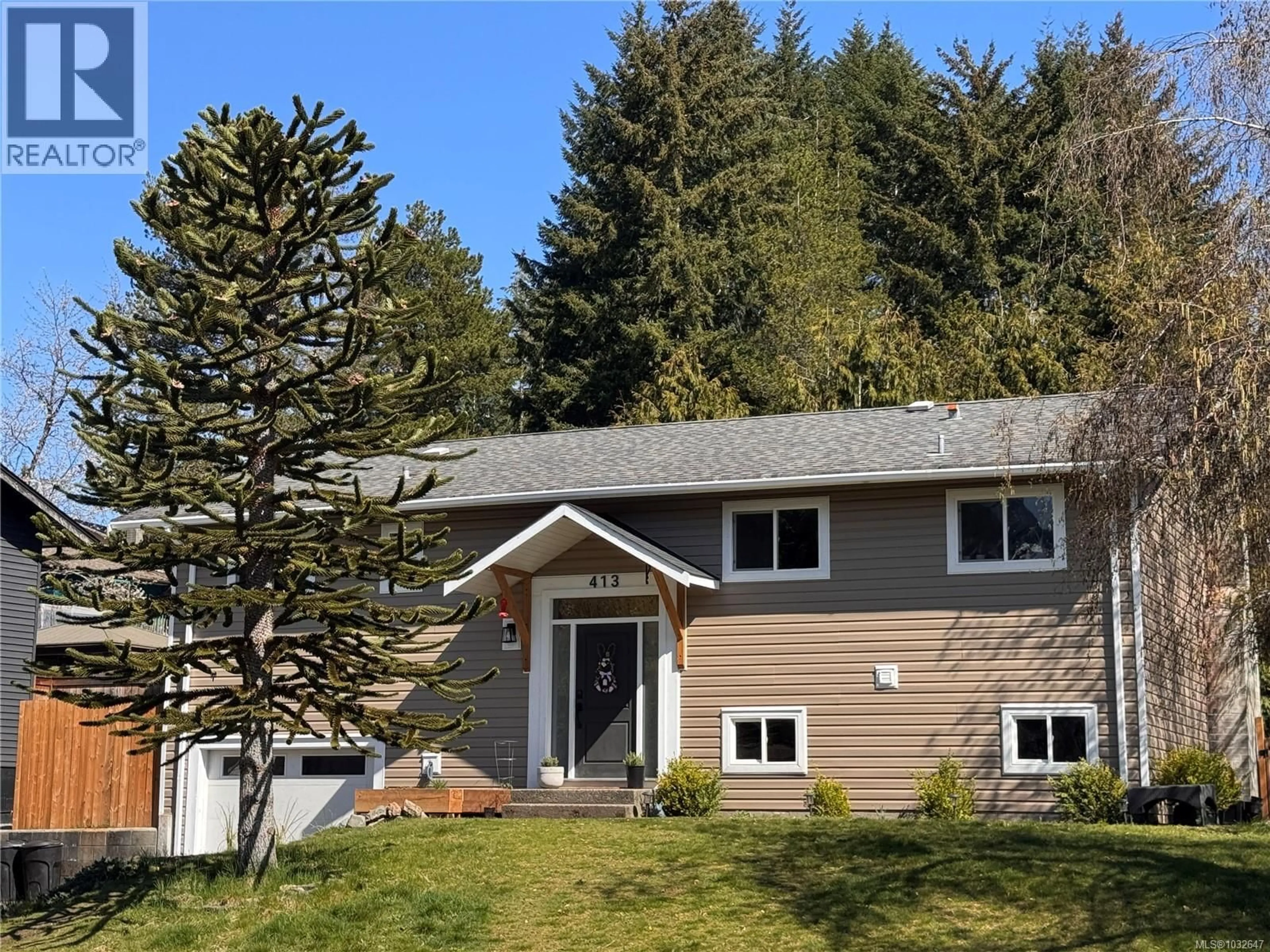 Home with vinyl exterior material, unknown for 413 CEDAR CRESCENT, Gold River British Columbia V0P1G0