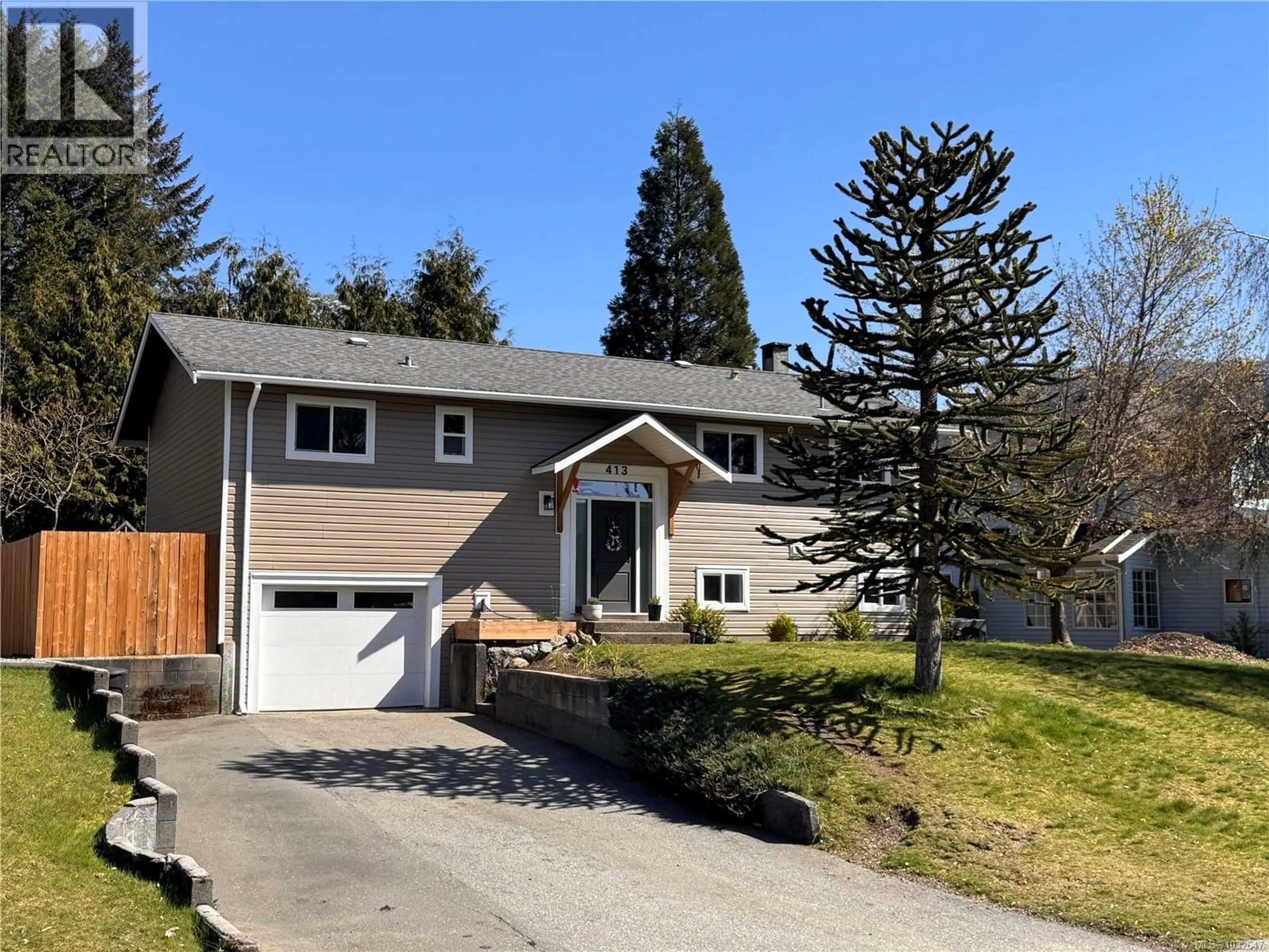 Home with vinyl exterior material, street for 413 CEDAR CRESCENT, Gold River British Columbia V0P1G0
