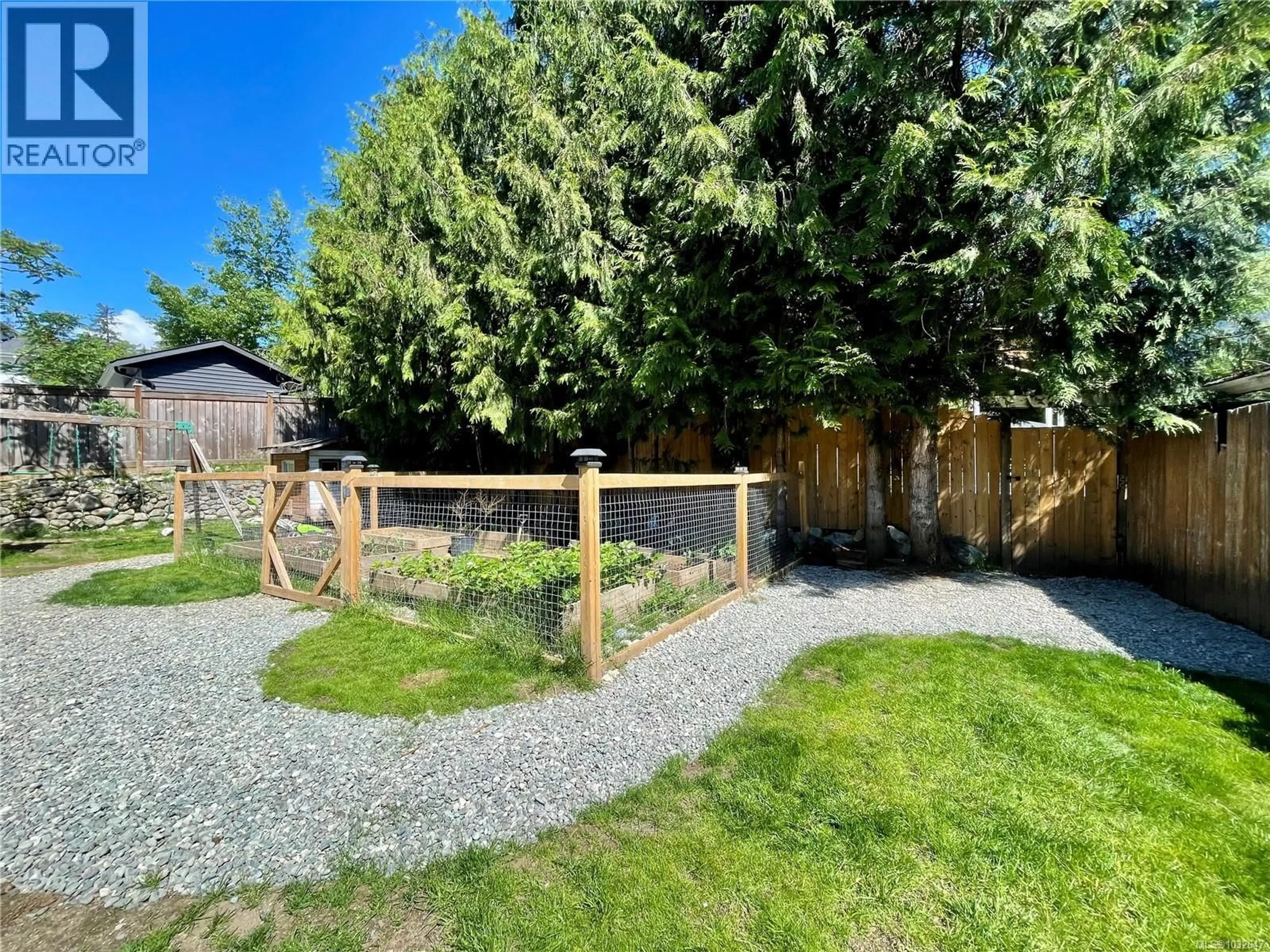 A pic from outside/outdoor area/front of a property/back of a property/a pic from drone, unknown for 413 CEDAR CRESCENT, Gold River British Columbia V0P1G0