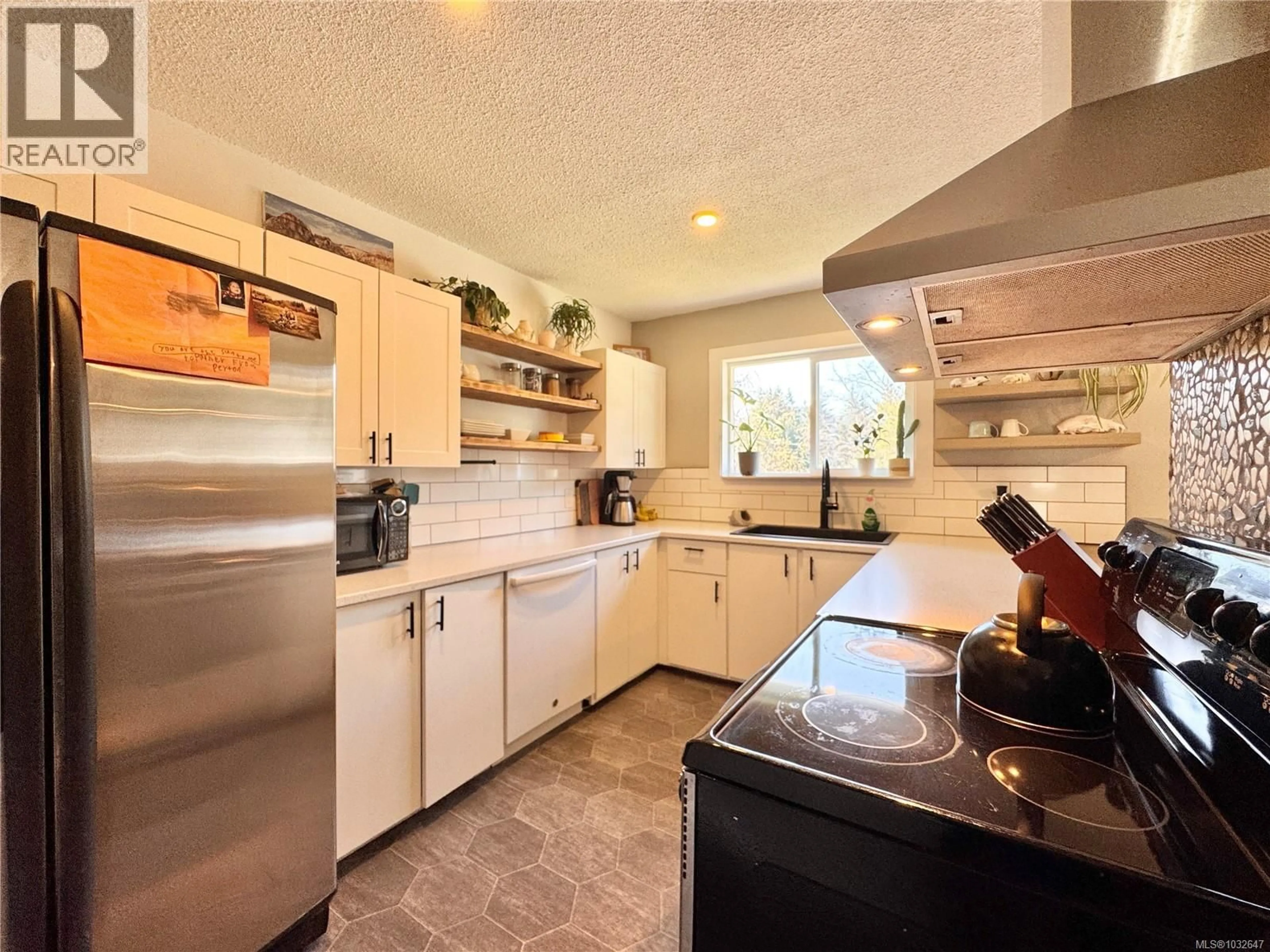 Open concept kitchen, ceramic/tile floor for 413 CEDAR CRESCENT, Gold River British Columbia V0P1G0