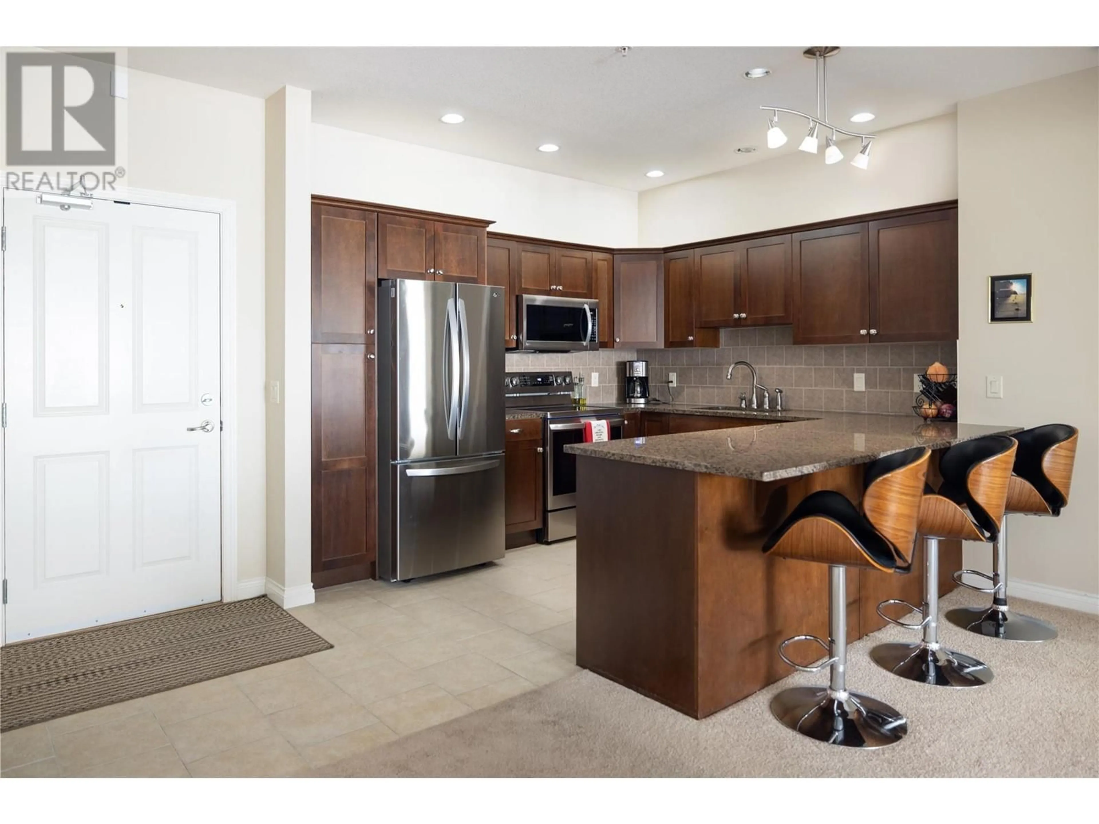 Open concept kitchen for 3843 Brown Road Unit# 2303, West Kelowna British Columbia V4T2J3