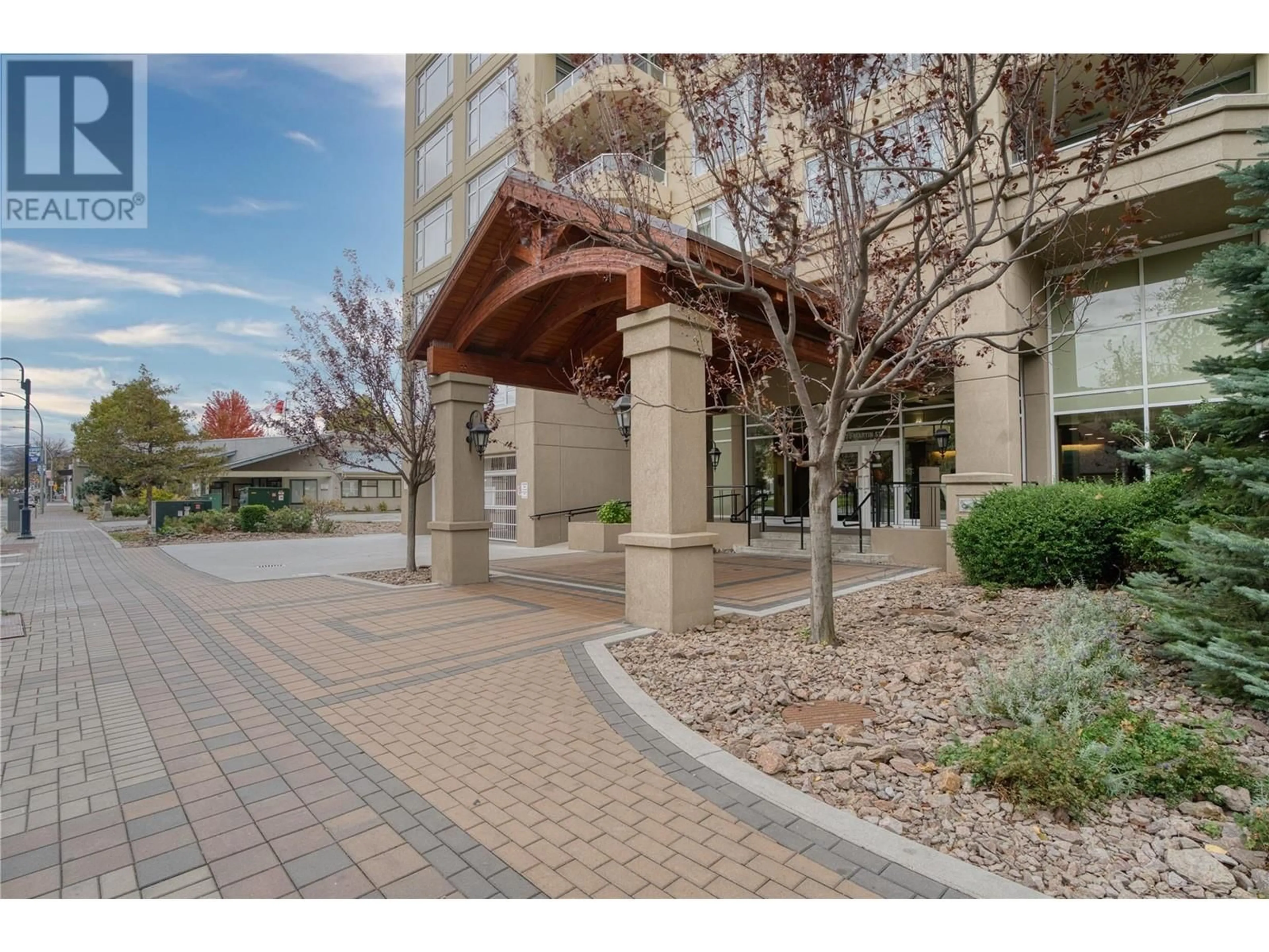 Indoor foyer for 75 Martin Street Unit# 501, Penticton British Columbia V2A9C8