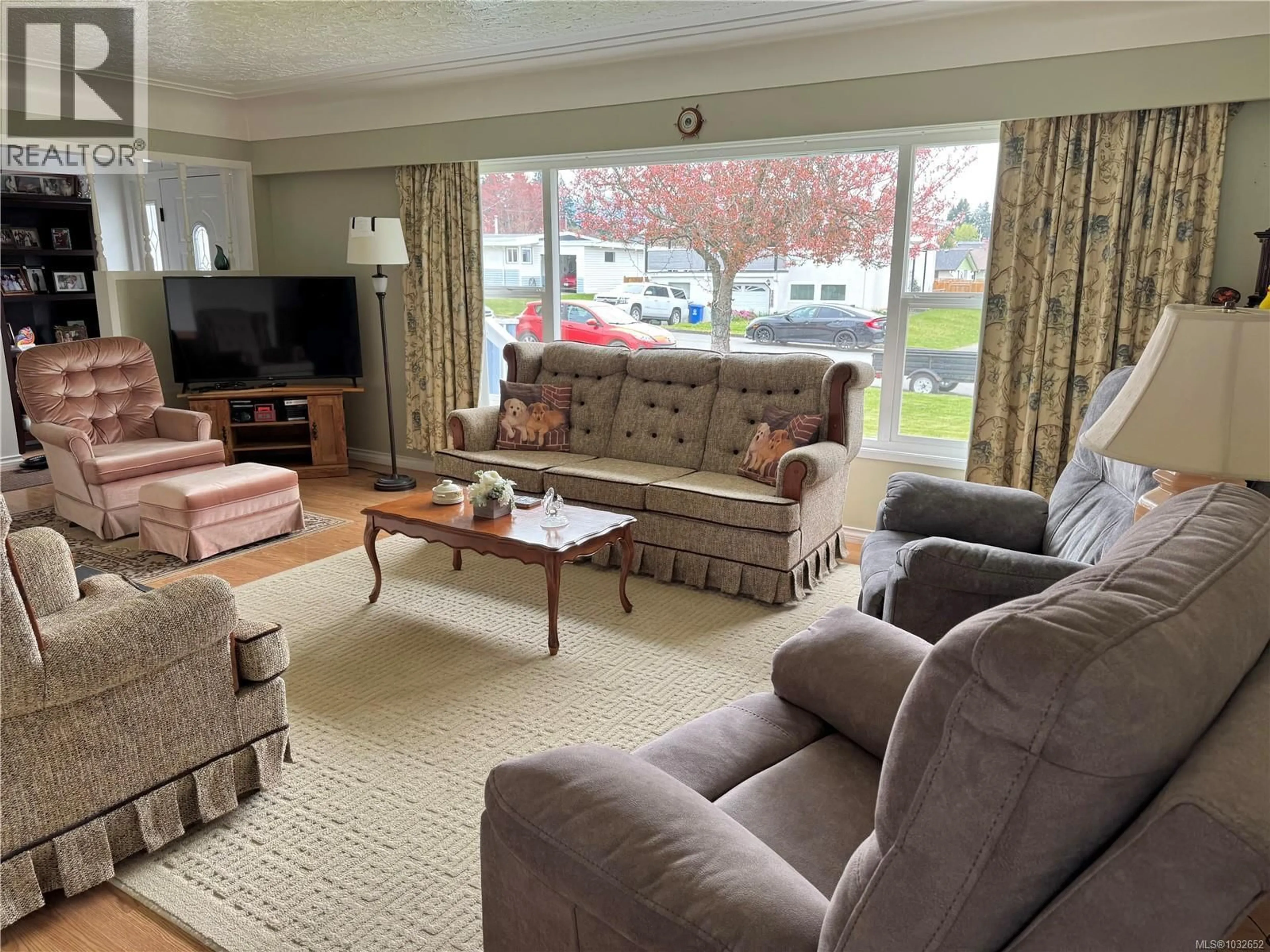 Living room with furniture, unknown for 3873 MORGAN CRESCENT SOUTH, Port Alberni British Columbia V9Y6B7