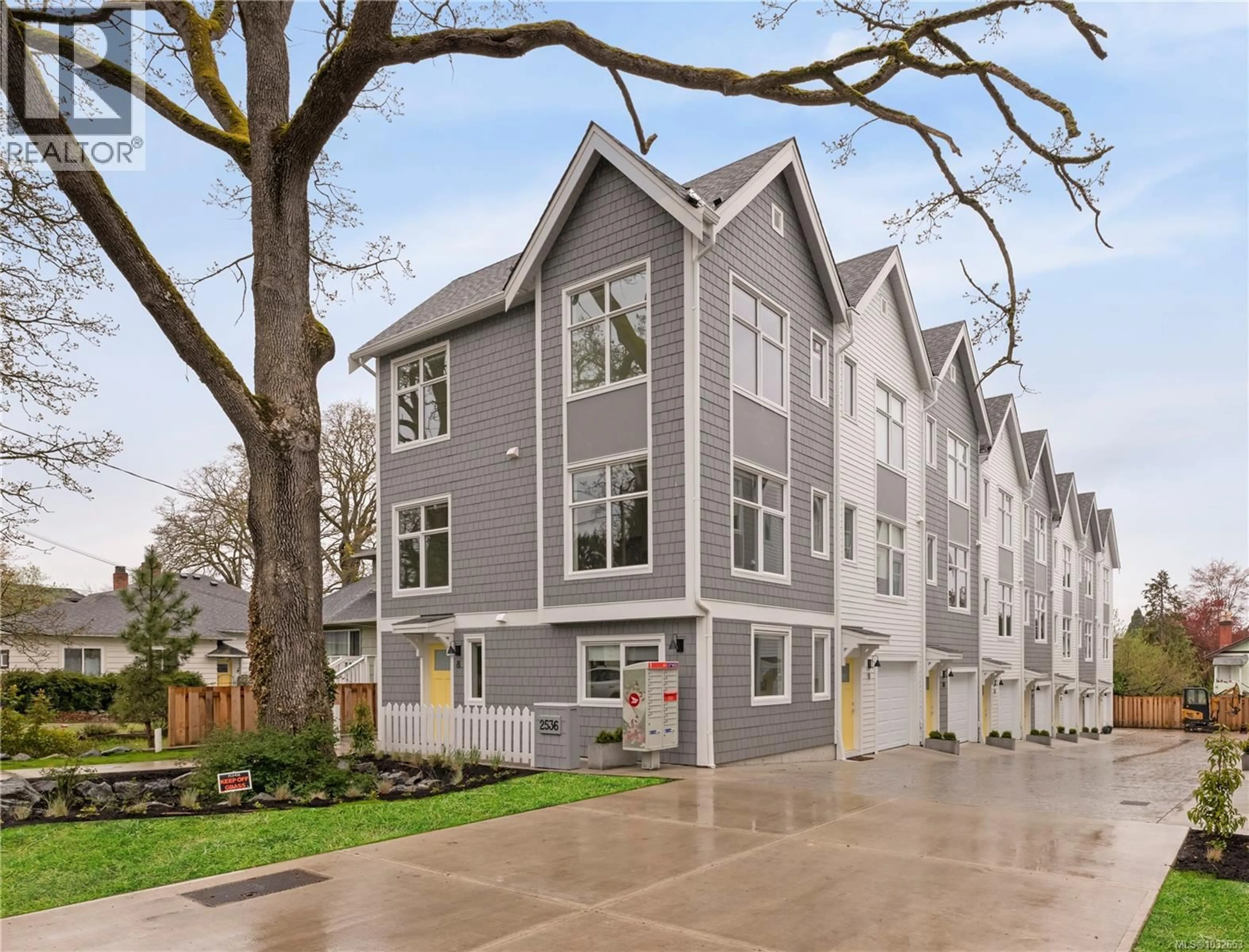 Home with vinyl exterior material, street for 11 - 2536 SHELBOURNE STREET, Victoria British Columbia V8R4L5